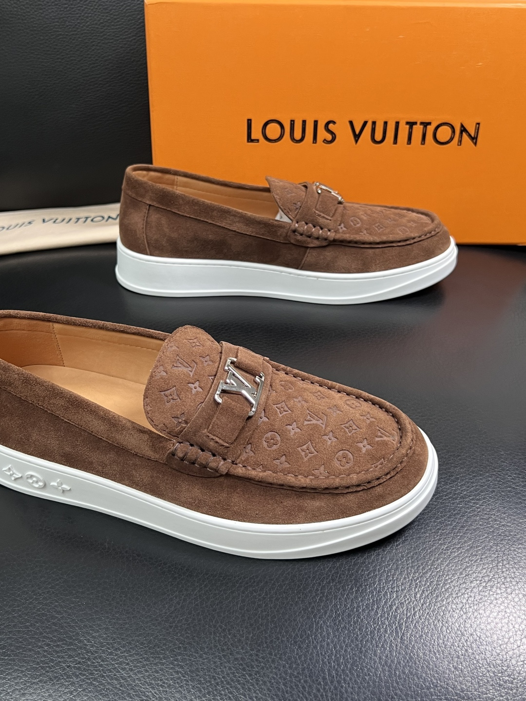Lv  高品质  顶级工艺品  路易威登，运动板鞋专柜同步，鞋面意大利进口，高品质拼接缤纷色彩复杂工艺品