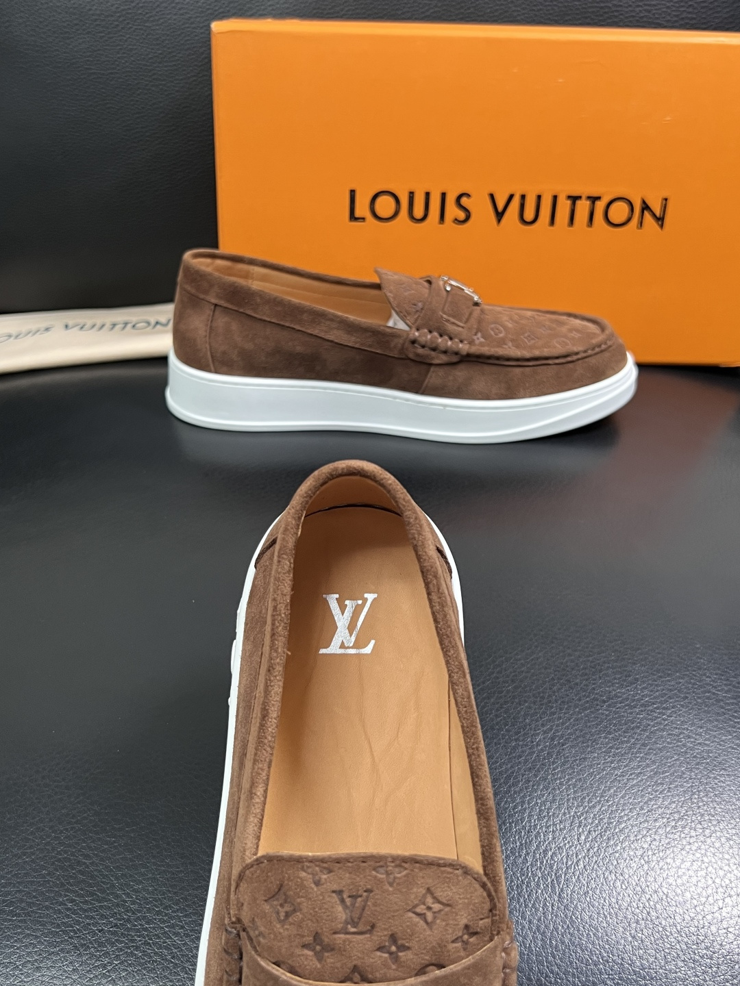 Lv  高品质  顶级工艺品  路易威登，运动板鞋专柜同步，鞋面意大利进口，高品质拼接缤纷色彩复杂工艺品
