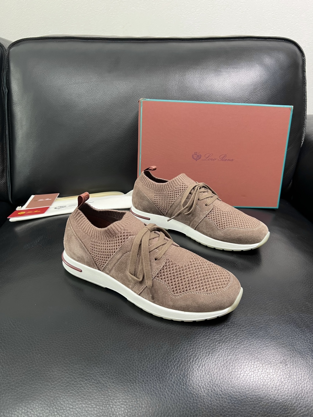 NO:886624,Loro piana is a high-quality top handicraft. The new product counter is equipped with the original factory configuration. The upper is imported fly-woven cowhide fabric from Italy. High-quality splicing technology. The sole is specially provided by the original factory. The exclusive movable molded sole is super comfortable. The original factory and single goods are welcome to compare. The code number is 39-44 (order 38 45 46), loro piana, cowhide19860909Loro piana 高品质 顶级工艺品 诺悠翩雅 新品专柜同步原厂配置,鞋面意大利进口飞织牛皮面料,高品质拼接工艺,鞋底原厂特供原版底,独家活动成型底超级舒适,原厂跟单货,欢迎对比,码数 39-44（ 订 38 45 46）,,loro piana,cowhide,Men's shoes