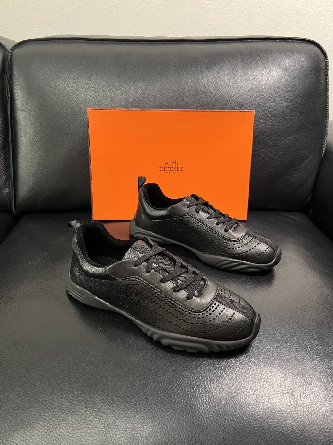 NO:886631,Hermes high-quality top crafts Hermès counters sell original configuration simultaneously, original cowhide fabric imported from Italy, high-quality splicing technology, fully imported water-dyed cowhide lining, original soles specially provided by the factory and super comfortable, original factory follow-up goods, code number 39-44 (customized 38 45 46 47), hermes, hermes, cowhide19860909Hermes 高品质 顶级工艺品 爱马仕 专柜同步发售原厂配置,意大利进口原版牛皮面料,高品质拼接工艺,全进口水染牛皮里垫,鞋底原厂特供原版底超级舒适,原厂跟单货 ,码数 39-44（ 订做 38 45 46 47）,,hermes,hermes,cowhide,Men's shoes