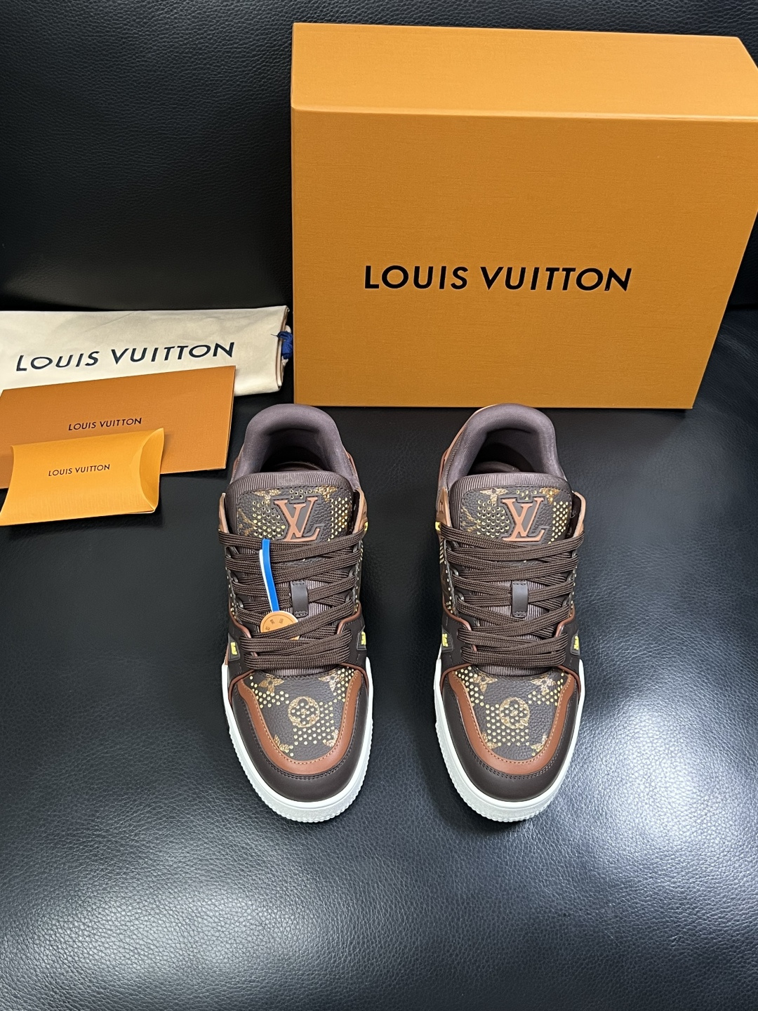 Lv  高品质  顶级工艺品  路易威登，运动板鞋专柜同步，鞋面意大利进口，高品质拼接缤纷色彩复杂工艺品