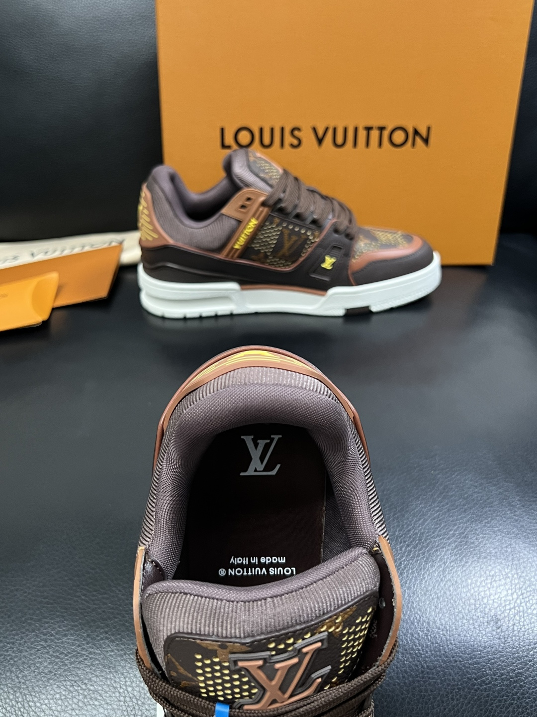 Lv  高品质  顶级工艺品  路易威登，运动板鞋专柜同步，鞋面意大利进口，高品质拼接缤纷色彩复杂工艺品