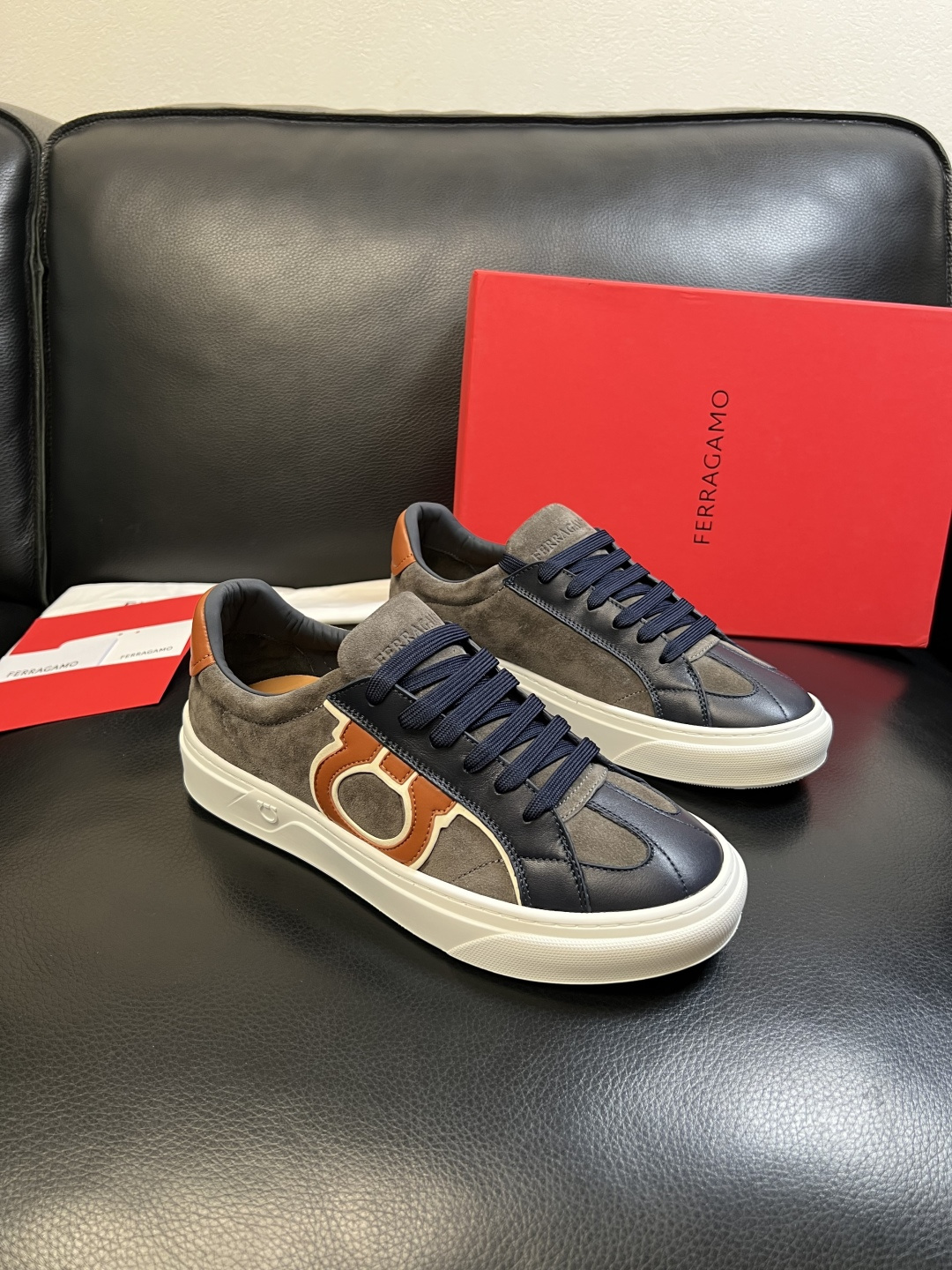 NO:887105,Ferragamo high-quality top handicrafts. Ferragamo counters simultaneously sell original factory configurations, original cowhide imported from Italy, imported water-dyed cowhide, soles specially provided by the original factory and super comfortable, original factory follow-up orders, welcome to compare at the counter simultaneously, code number 39-44 (customized 45), ferragamo, ferragamo, cowhide19860909Ferragamo 高品质 顶级工艺品 菲拉格慕专柜同步发售原厂配置,意大利进口原版牛皮,进口水染牛里 ,鞋底原厂特供原版底超级舒适,原厂跟单货 ,欢迎对比专柜同步,码数 39-44（订做 45）,,ferragamo,ferragamo,cowhide,Men's shoes