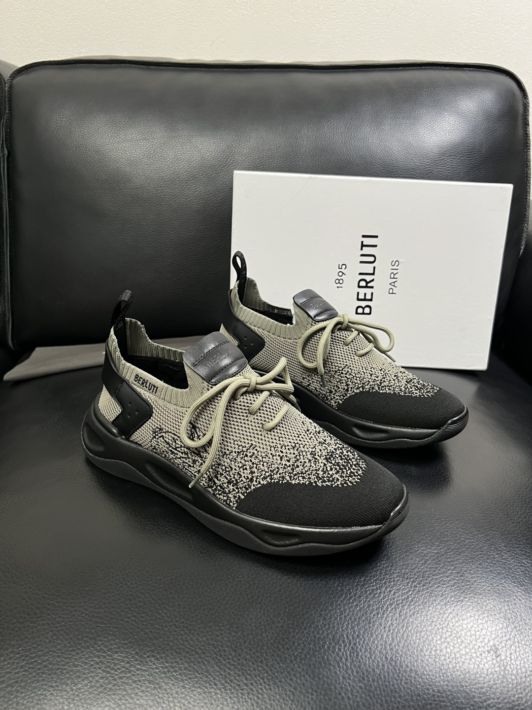 NO:887114,Berluti's top purchasing agent, Berluti's counter, sells the original configuration at the same time, flying woven fabrics imported from Italy, fully imported water-dyed cowhide linings, soles specially provided by the original factory and super comfortable, original factory and single goods, high quality, welcome to compare, code number 39-44 (order 45),,cowhide19860909Berluti 顶级代购 布鲁提 专柜同步发售原厂配置,意大利进口飞织面料,全进口水染牛皮里垫,鞋底原厂特供原版底超级舒适,原厂跟单货 高品质,,欢迎对比,码数 39-44（订 45）,,cowhide,Men's shoes