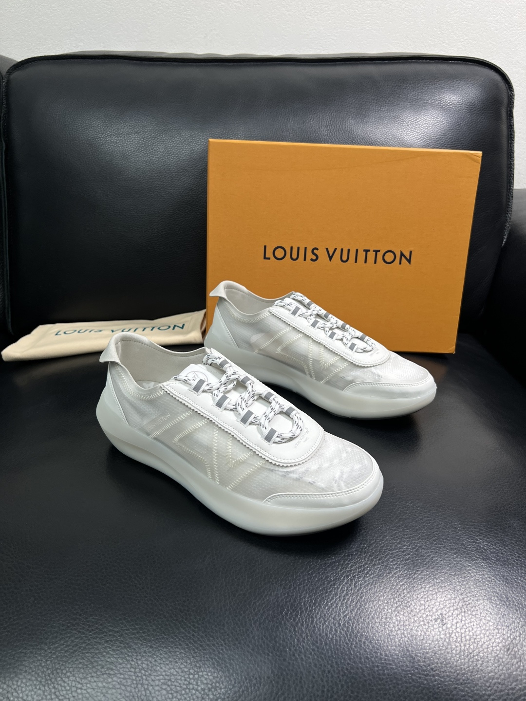 NO:887377,Lv high-quality top crafts Louis Vuitton, sports sneakers counter synchronization, uppers imported from Italy, high-quality splicing colorful and complex crafts, imported cowhide lining is soft and comfortable, original soles are specially provided by the original factory, TPU exclusive movable molded soles are super comfortable, original factory follow-up goods, code number 39-44 (customized 38 45),, louis vuitton, louis vuitton, cowhide19860909Lv 高品质 顶级工艺品 路易威登,运动板鞋专柜同步,鞋面意大利进口,高品质拼接缤纷色彩复杂工艺品,进口牛皮里垫柔软舒适,鞋底原厂特供原版底,TPU独家活动成型底超级舒适,原厂跟单货,码数 39-44（订做 38 45）,,louis vuitton,louis vuitton,cowhide,Men's shoes