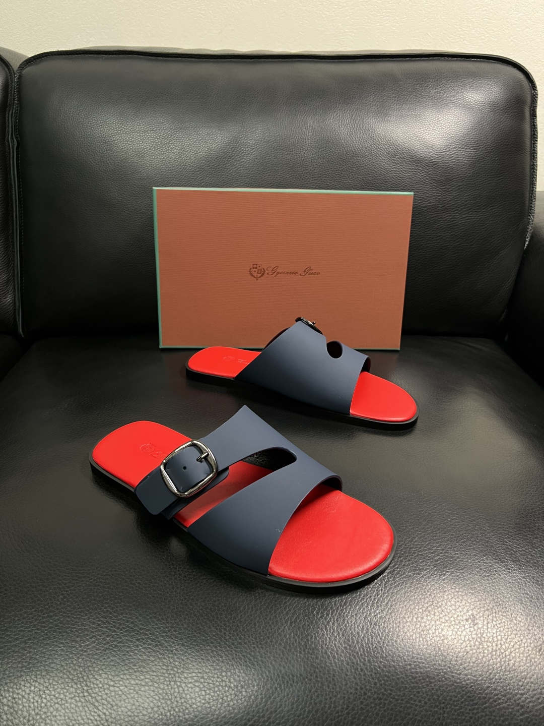 NO:888545,Loro piana is a high-quality top handicraft. The new slippers counter of Loro Piana is equipped with the original factory configuration. The uppers are imported cowhide fabrics from Italy. High-quality splicing technology. The original soles are specially provided by the original factory. The exclusive movable molded soles are super comfortable. The original factory and single goods are welcome to compare. The code number is 39-44 (order 38 45 46), loro piana, slippers, cowhide19860909Loro piana 高品质 顶级工艺品 诺悠翩雅 拖鞋新品专柜同步原厂配置,鞋面意大利进口牛皮面料,高品质拼接工艺,鞋底原厂特供原版底,独家活动成型底超级舒适,原厂跟单货,欢迎对比,码数 39-44（ 订 38 45 46）,,loro piana,slippers,cowhide,Men's shoes