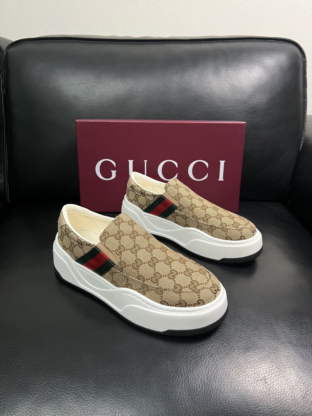 NO:887354,Gucci high-quality top handicrafts Gucci counter new model original configuration, Italian imported cowhide fabric, imported cowhide lining, breathable and comfortable, original soles specially provided by the factory and super comfortable, original factory and single goods, welcome to compare, code number 38-44 (customized 45 46),,gucci,cowhide19860909Gucci 高品质 顶级工艺品 古奇 专柜新款原厂配置,意大利进口牛皮面料,进口牛皮内里垫,透气舒适,鞋底原厂特供原版底超级舒适,原厂跟单货,欢迎对比,码数 38-44（订做 45 46）,,gucci,cowhide,Men's shoes