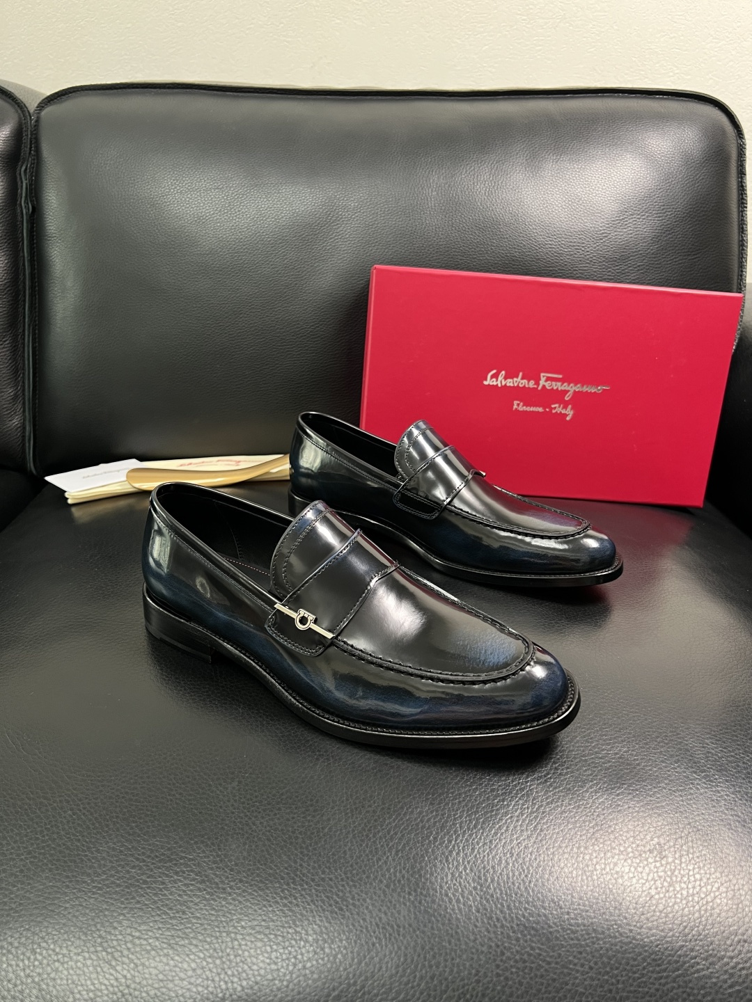NO:887359,Ferragamo high-quality top craftsmanship. Ferragamo leather shoes counter sells original configuration at the same time. Original cowhide imported from Italy, imported water-dyed cowhide, soles specially provided by the original factory and super comfortable. Original factory order code number 39-44 (order 38 45 46),,ferragamo,ferragamo,cowhide19860909Ferragamo 高品质 顶级工艺品 菲拉格慕 皮鞋专柜同步发售原厂配置,意大利进口原版牛皮,进口水染牛里 ,鞋底原厂特供原版底超级舒适,原厂跟单货 码数 39-44（订38 45 46）,,ferragamo,ferragamo,cowhide,Men's shoes