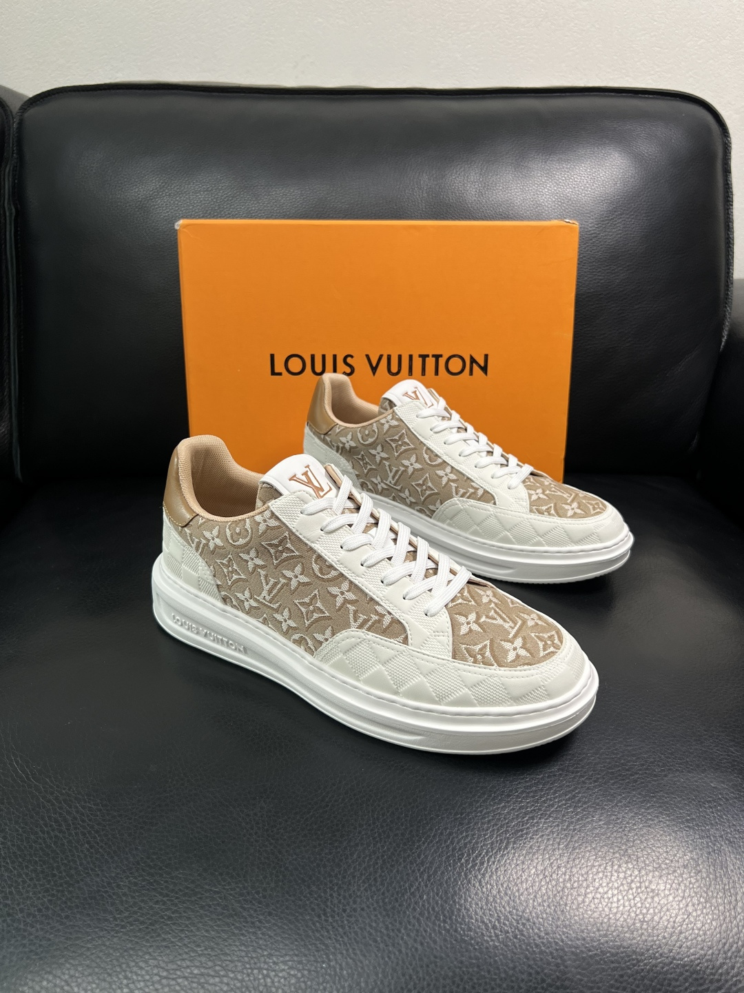 NO:888438,Lv high quality top crafts Louis Vuitton sports sneakers counter synchronizes with the original configuration, the uppers are imported from Italy, high-quality splicing colorful and complex crafts, the imported cowhide lining is soft and comfortable, the soles are specially provided by the original factory, TPU exclusive movable molded soles are super comfortable, original factory follow-up goods, code number 38-44 (customized 45), louis vuitton, louis vuitton, cowhide19860909Lv 高品质 顶级工艺品 路易威登 运动板鞋专柜同步原厂配置,鞋面意大利进口,高品质拼接缤纷色彩复杂工艺品,进口牛皮内里垫柔软舒适,鞋底原厂特供原版底,TPU独家活动成型底超级舒适,原厂跟单货,码数 38-44（订做45）,,louis vuitton,louis vuitton,cowhide,Men's shoes