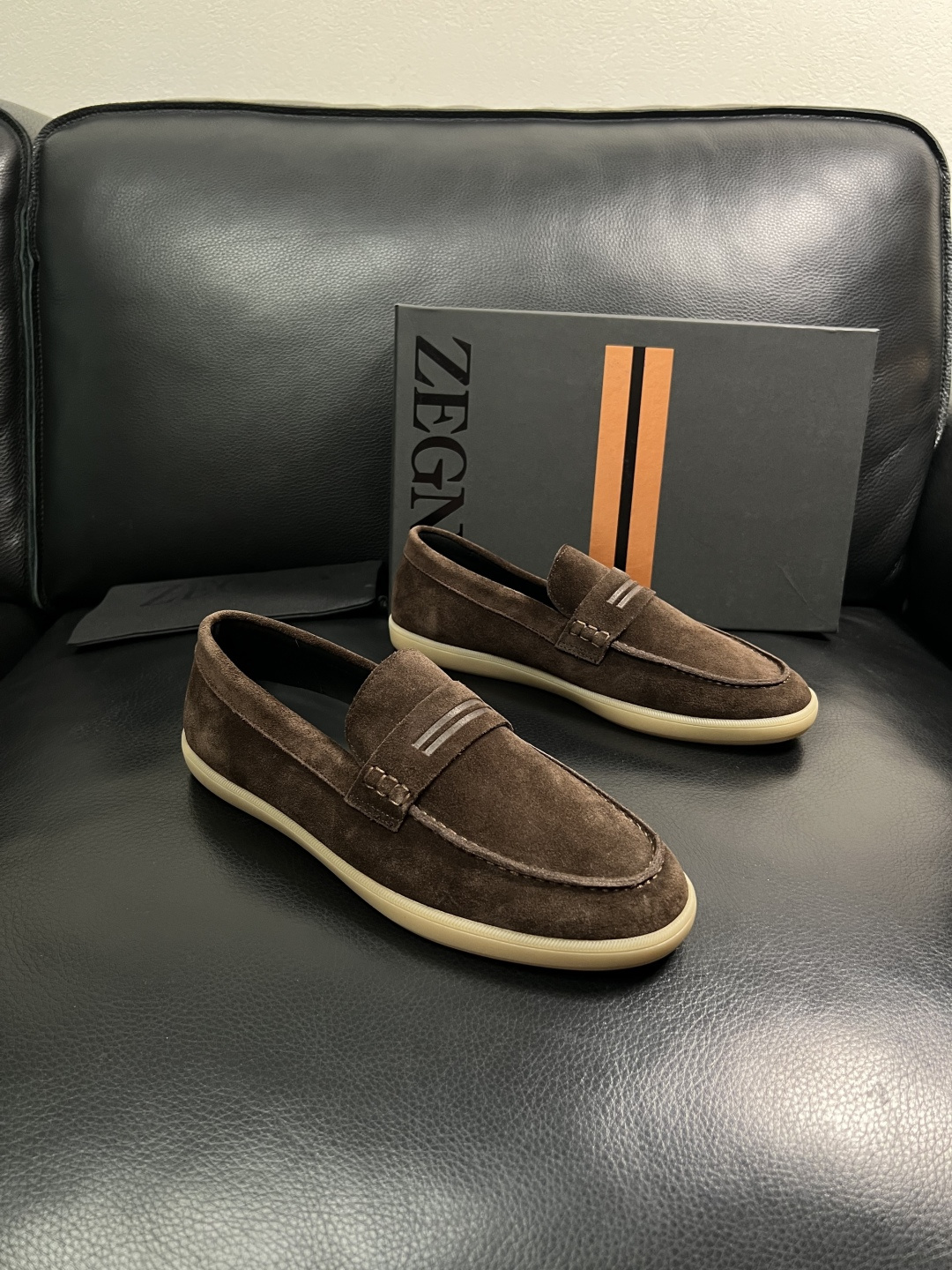 NO:888454,Only change the code without returning it. Zegna's high-quality top crafts. Zegna counter's new original factory configuration, imported cowhide patchwork fabric from Italy, imported cowhide lining, breathable and comfortable. The sole is specially provided by the original factory and the original sole is super comfortable. The original factory order code number is 39-44 (order 38 45),,zegna,cowhide19860909只换码不退Zegna 高品质 顶级工艺品 杰尼亚 专柜新款原厂配置,意大利进口牛皮拼布面料,进口牛里垫,透气舒适,鞋底原厂特供原版底超级舒适,原厂跟单货 码数 39-44（订 38 45）,,zegna,cowhide,Men's shoes