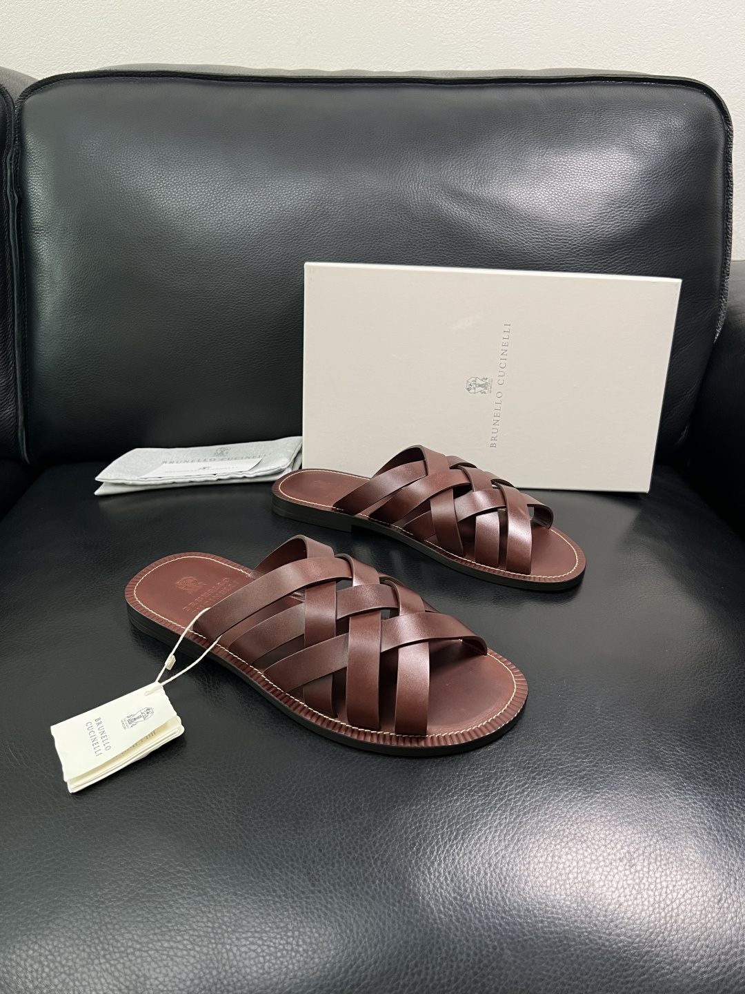 NO:888660,Brunello Cucinelli's high-quality top crafts BC slippers counter are equipped with the original factory configuration, cowhide fabric lining imported from Italy, high-quality splicing and complex craftsmanship, breathable and comfortable. The soles are specially provided by the original factory and are super comfortable, original factory follow-up goods, code number 39-44 (customized 38 45), brunello cucinelli, slippers, cowhide19860909Brunello Cucinelli 高品质 顶级工艺品 BC 拖鞋专柜同步原厂配置,意大利进口牛皮面料牛内里垫,高品质拼接复杂工艺,透气舒适 鞋底原厂特供原版底超级舒适,原厂跟单货,码数 39-44(订做38 45 ),,brunello cucinelli,slippers,cowhide,Men's shoes