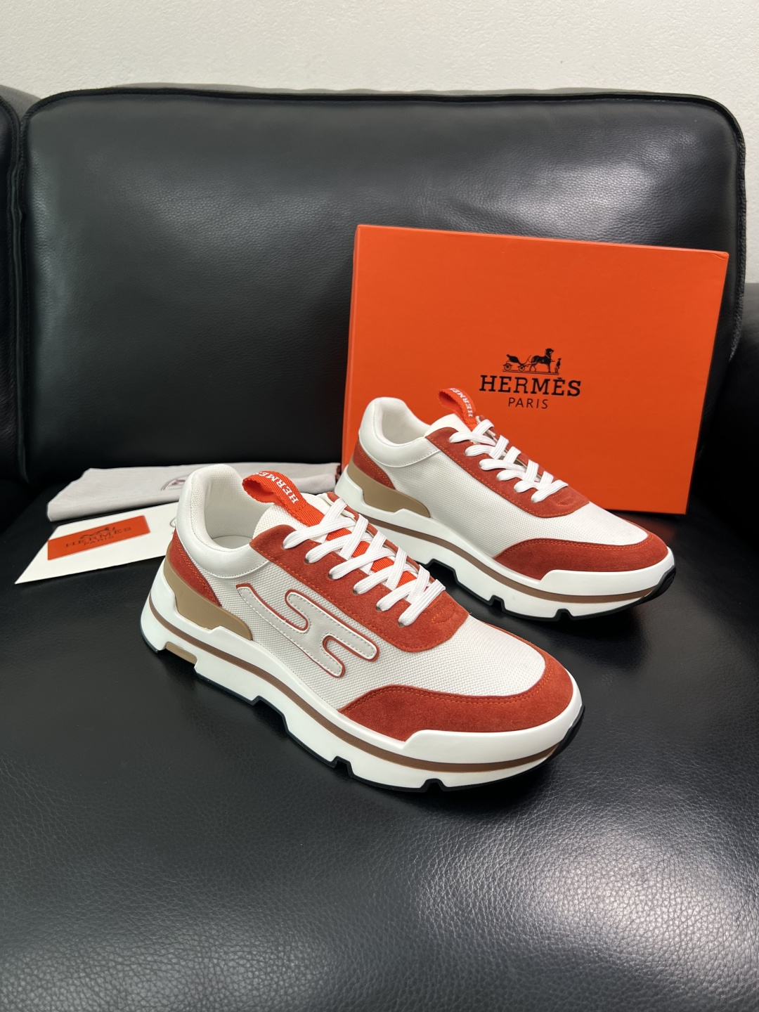 NO:888668,Hermes high-quality top crafts Hermès counters sell original configuration simultaneously, original cowhide fabric imported from Italy, high-quality splicing technology, fully imported water-dyed cowhide lining, original soles specially provided by the factory and super comfortable, original factory follow-up goods, code number 39-44 (customized 38 45), hermes, hermes, cowhide19860909Hermes 高品质 顶级工艺品 爱马仕 专柜同步发售原厂配置,意大利进口原版牛皮面料,高品质拼接工艺,全进口水染牛皮里垫,鞋底原厂特供原版底超级舒适,原厂跟单货 ,码数 39-44（ 订做 38 45）,,hermes,hermes,cowhide,Men's shoes