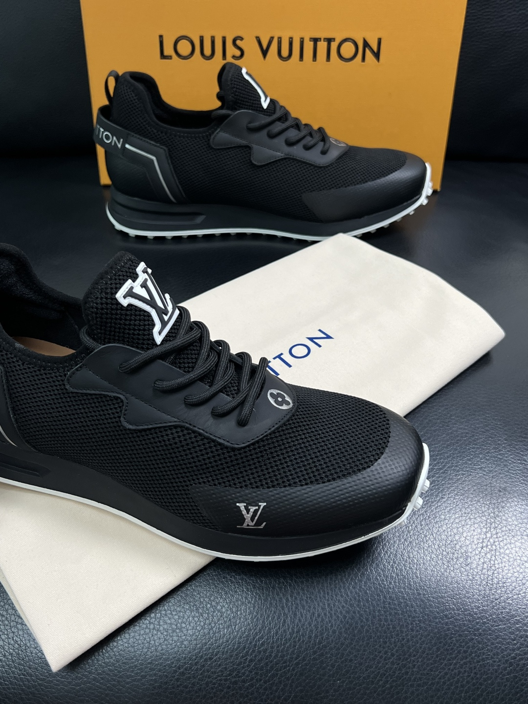 Lv  高品质  顶级工艺品  路易威登，运动板鞋专柜同步，鞋面意大利进口飞织面料，高品质拼接缤纷色彩复