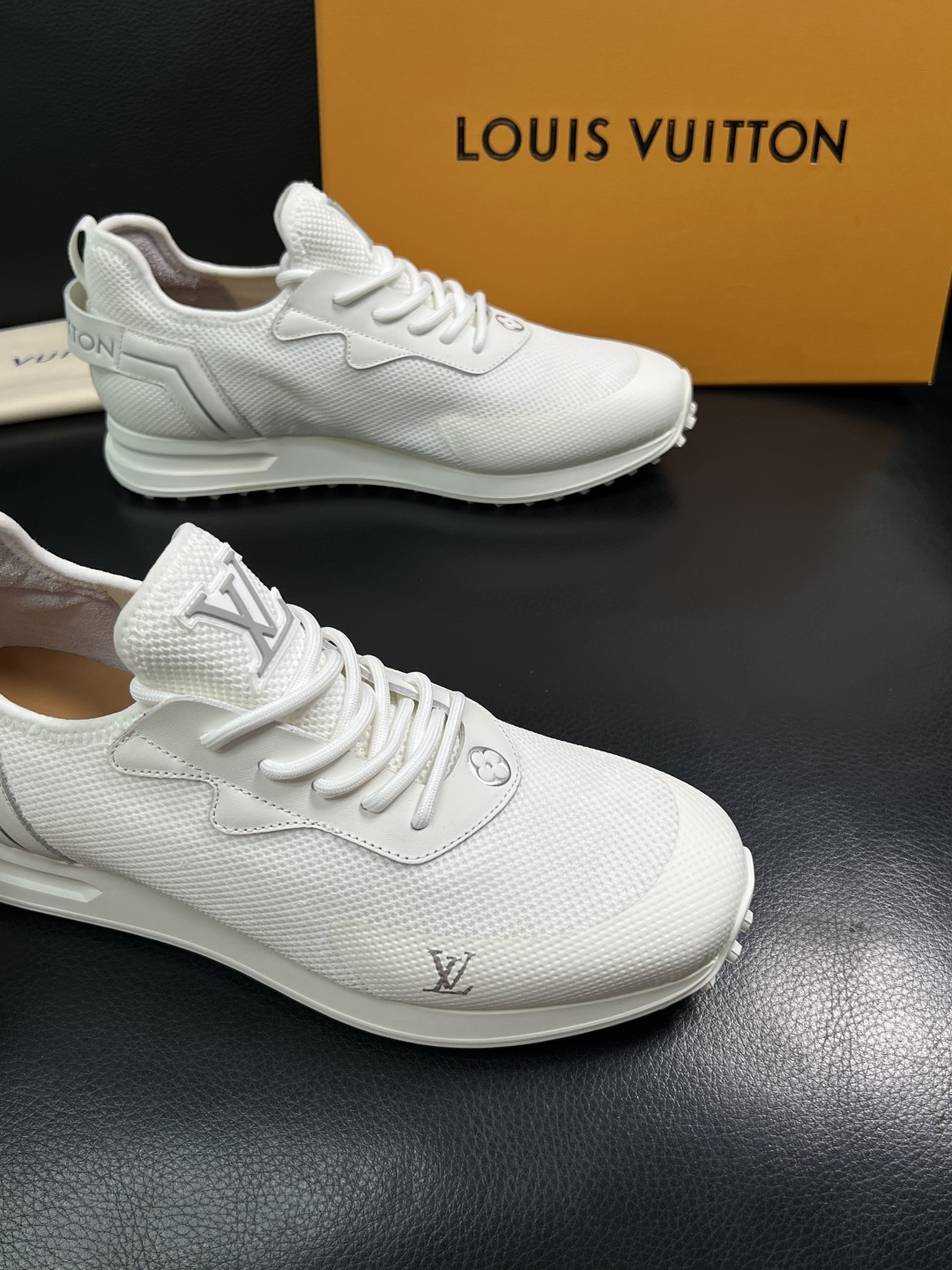 Lv  高品质  顶级工艺品  路易威登，运动板鞋专柜同步，鞋面意大利进口飞织面料，高品质拼接缤纷色彩复