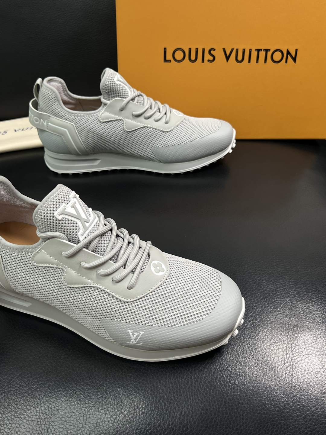 Lv  高品质  顶级工艺品  路易威登，运动板鞋专柜同步，鞋面意大利进口飞织面料，高品质拼接缤纷色彩复