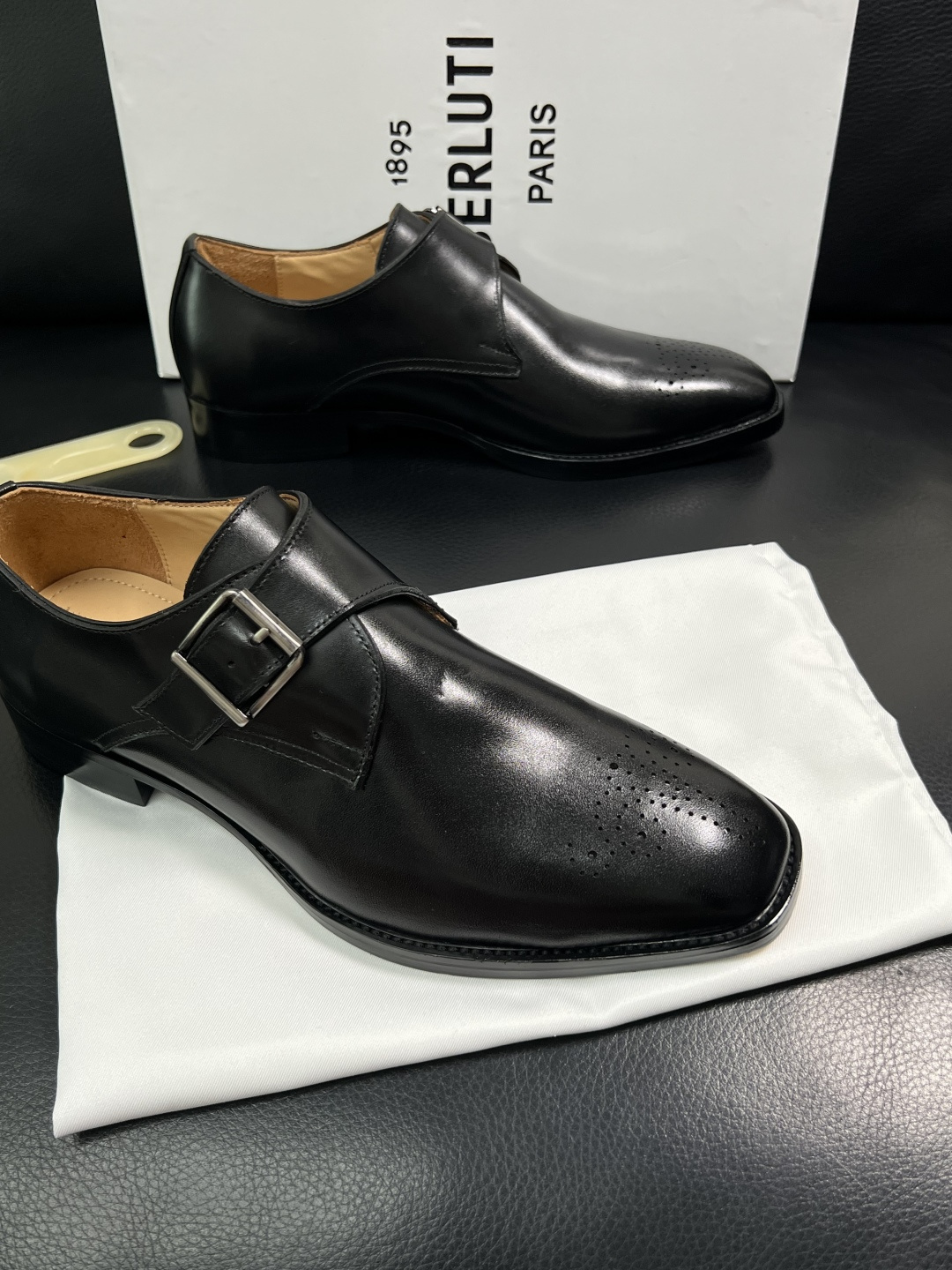 Berluti  高品质  顶级工艺品  布鲁提 专柜同步发售原厂配置，意大利进口牛皮面料，全进口水染牛