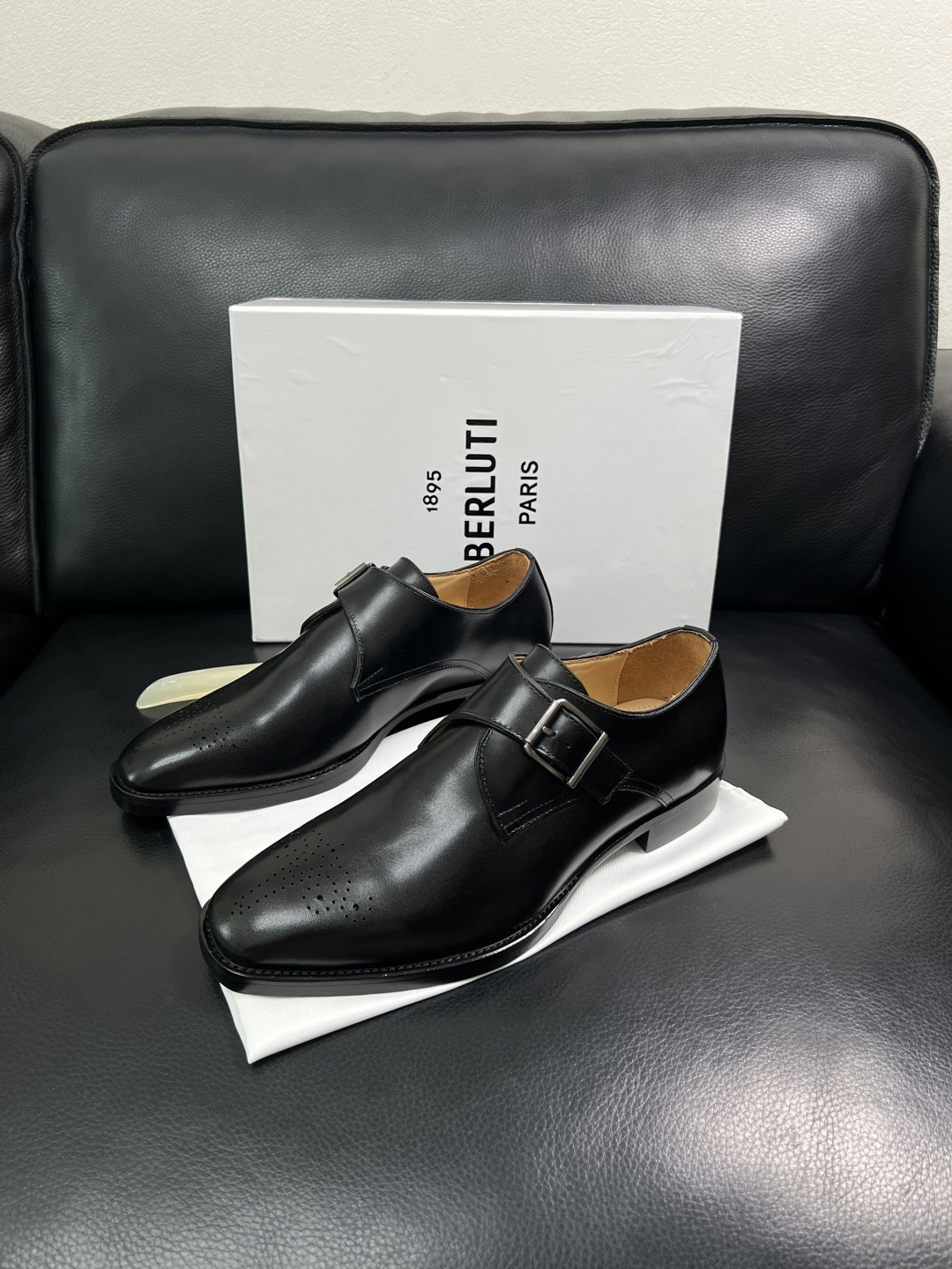 Berluti  高品质  顶级工艺品  布鲁提 专柜同步发售原厂配置，意大利进口牛皮面料，全进口水染牛