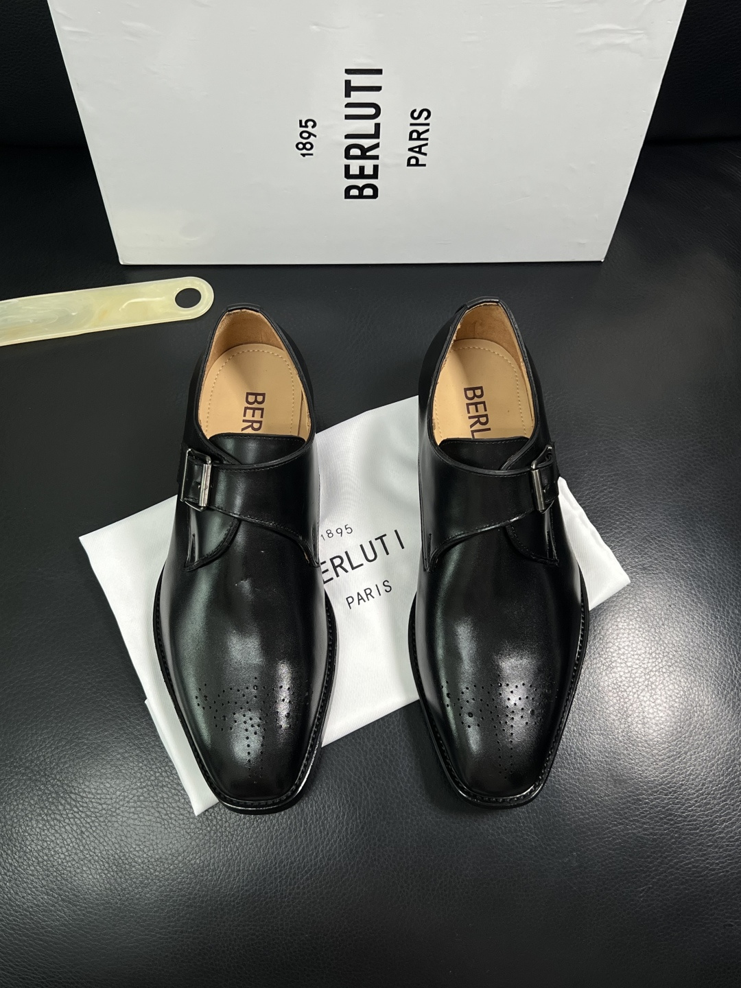 Berluti  高品质  顶级工艺品  布鲁提 专柜同步发售原厂配置，意大利进口牛皮面料，全进口水染牛