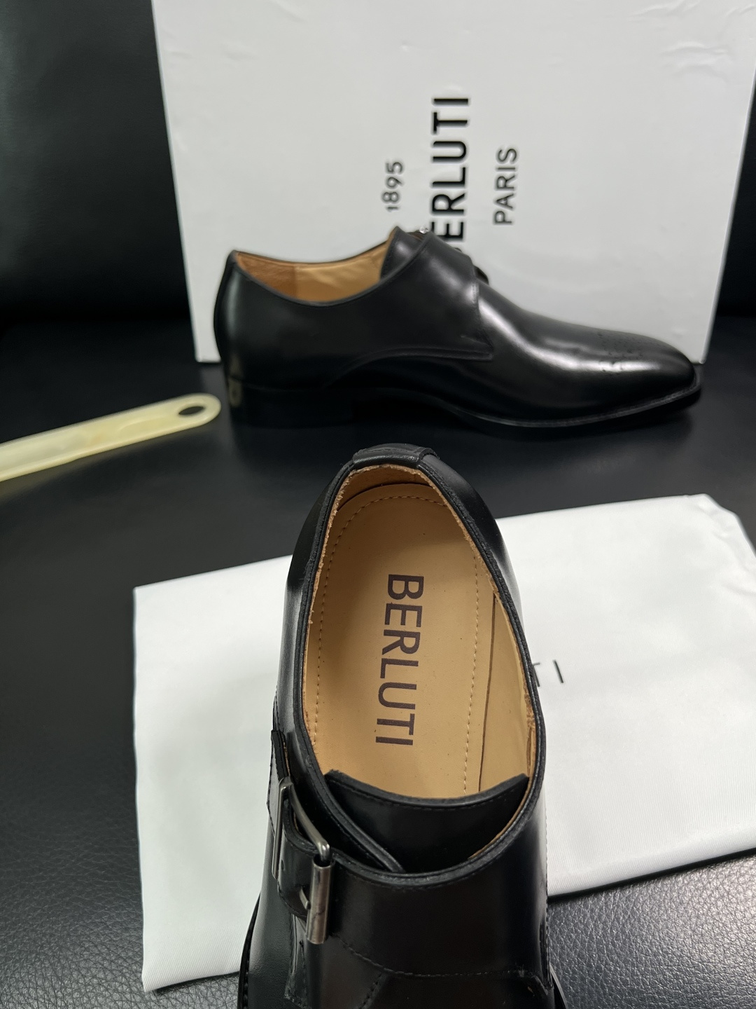 Berluti  高品质  顶级工艺品  布鲁提 专柜同步发售原厂配置，意大利进口牛皮面料，全进口水染牛