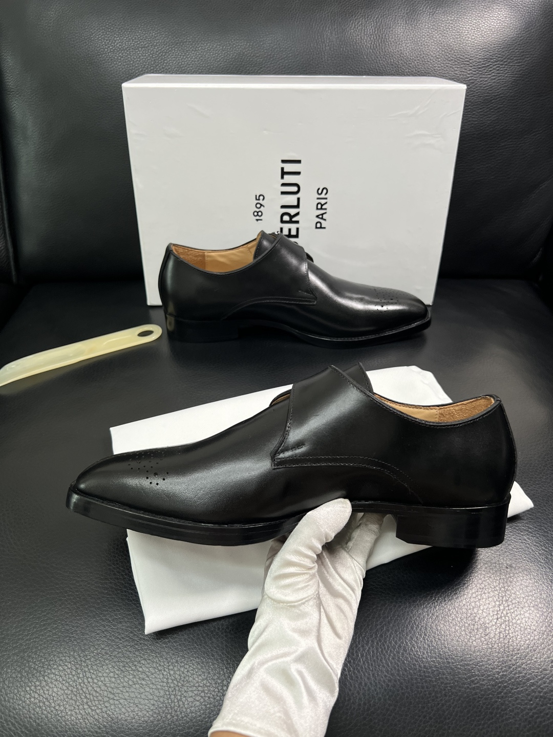 Berluti  高品质  顶级工艺品  布鲁提 专柜同步发售原厂配置，意大利进口牛皮面料，全进口水染牛