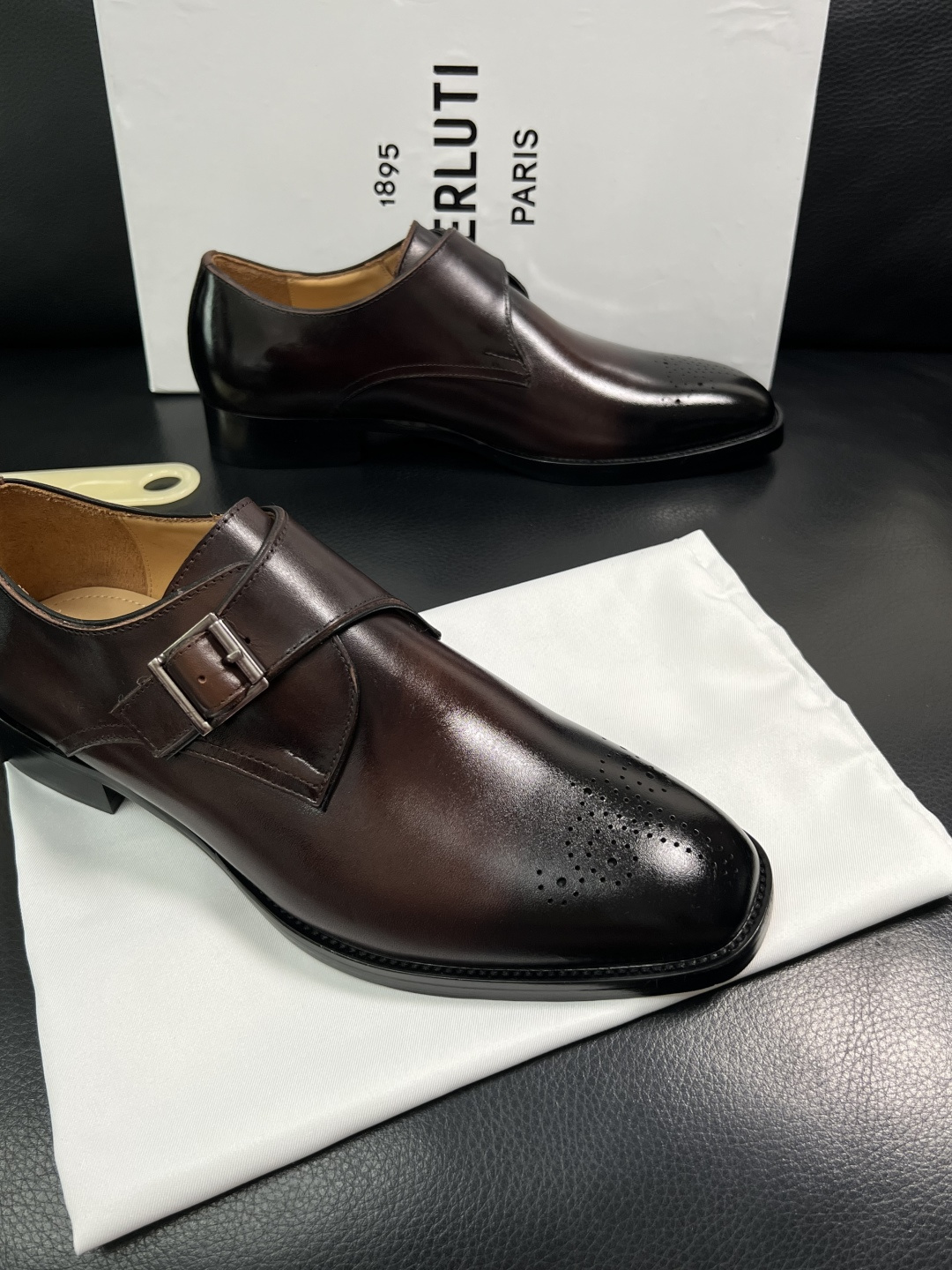 Berluti  高品质  顶级工艺品  布鲁提 专柜同步发售原厂配置，意大利进口牛皮面料，全进口水染牛