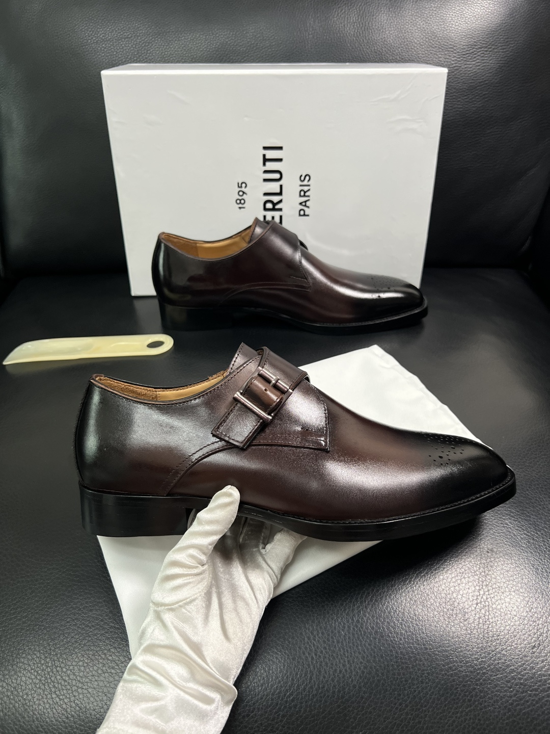 Berluti  高品质  顶级工艺品  布鲁提 专柜同步发售原厂配置，意大利进口牛皮面料，全进口水染牛