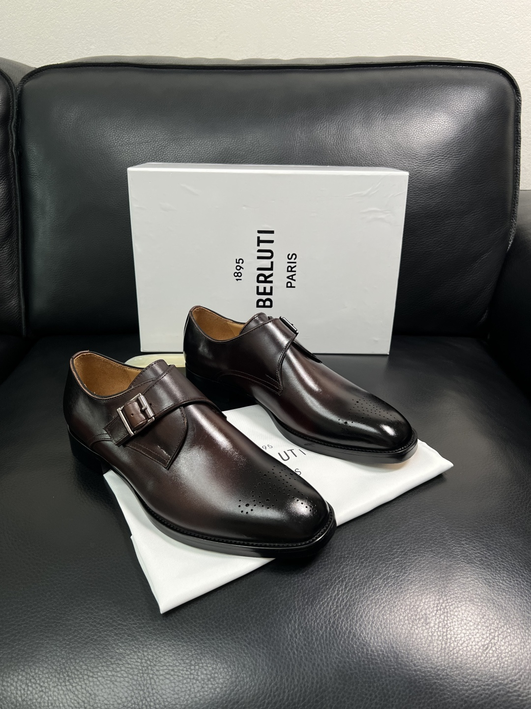 Berluti  高品质  顶级工艺品  布鲁提 专柜同步发售原厂配置，意大利进口牛皮面料，全进口水染牛