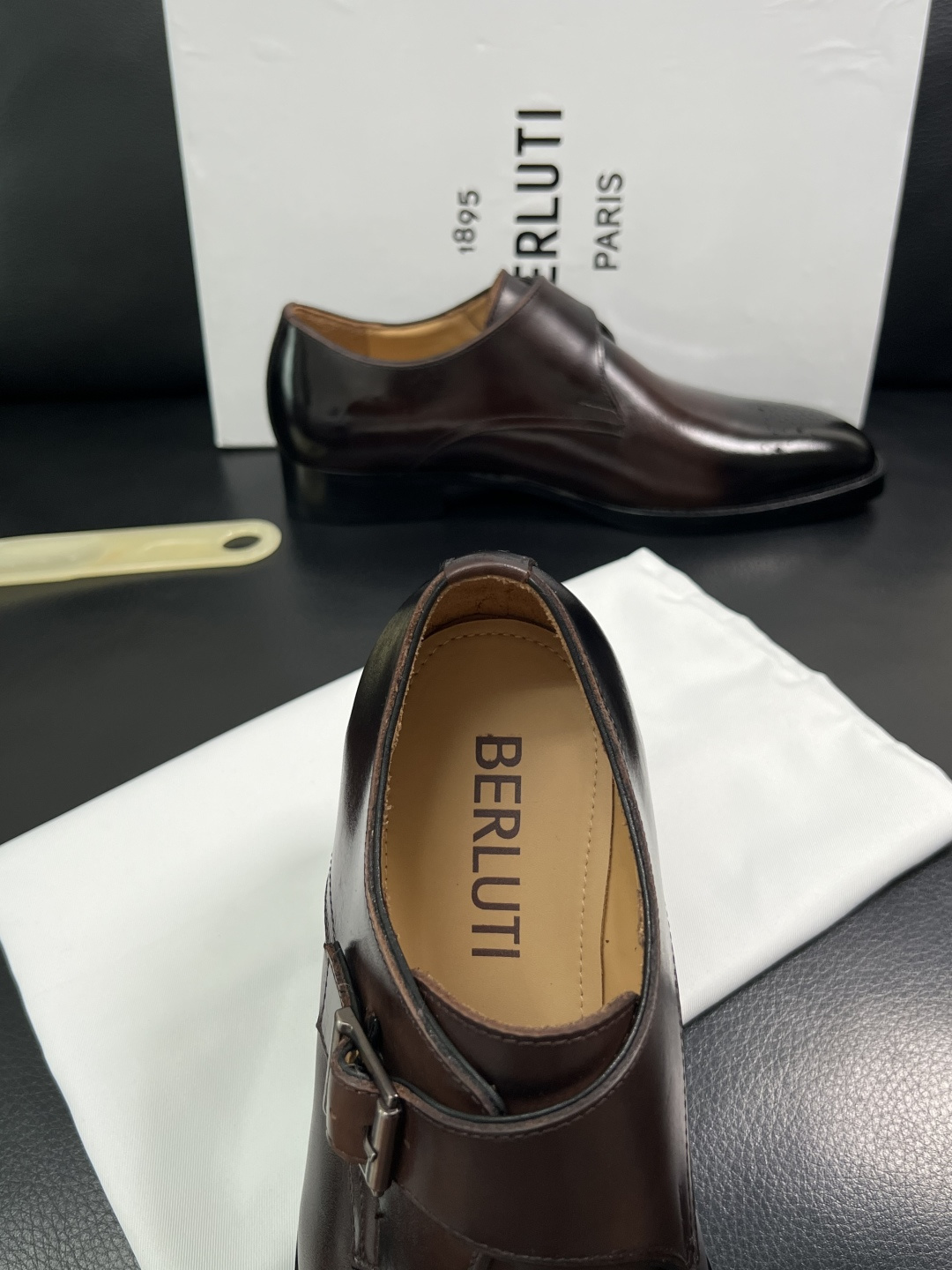 Berluti  高品质  顶级工艺品  布鲁提 专柜同步发售原厂配置，意大利进口牛皮面料，全进口水染牛