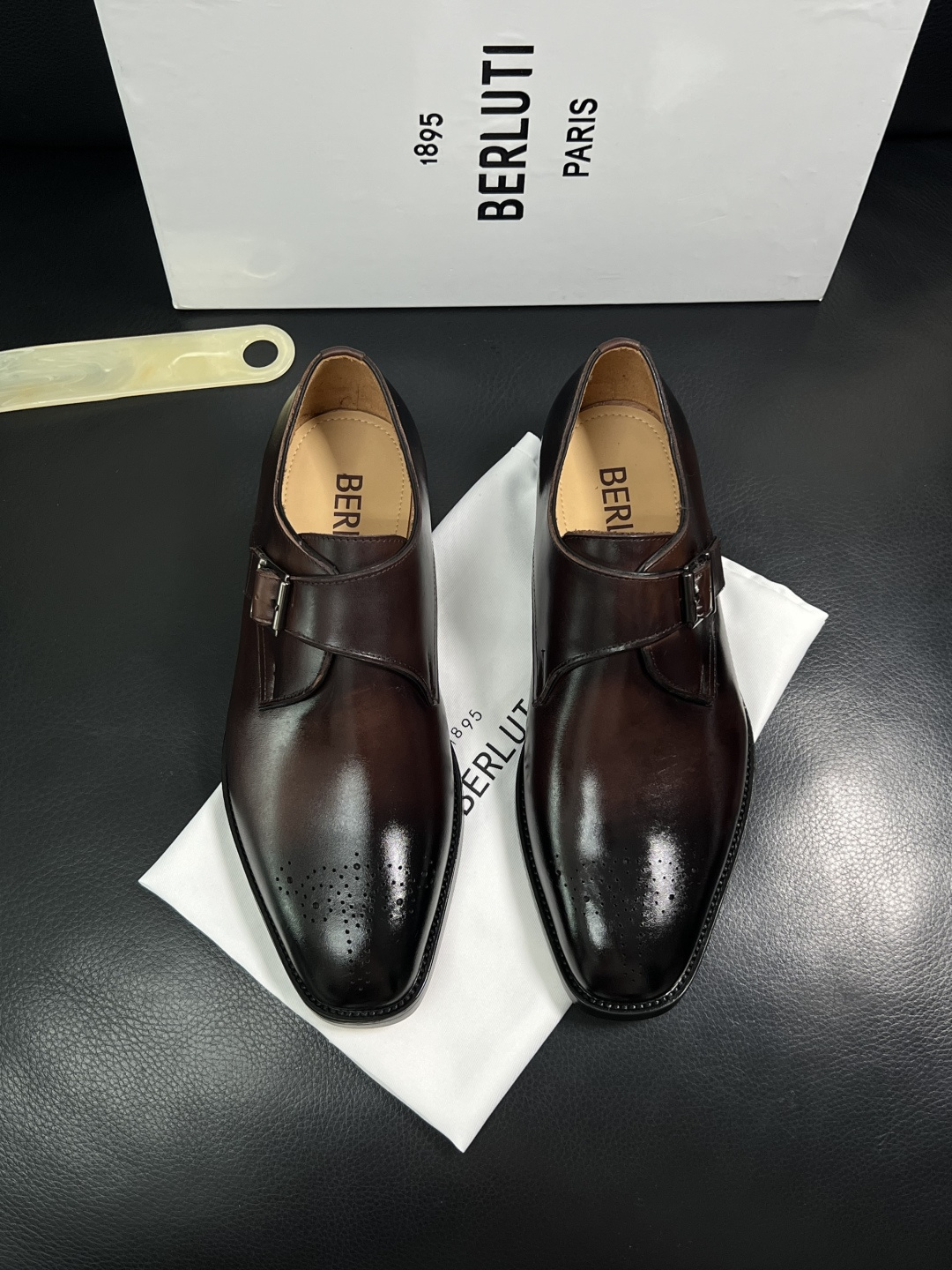 Berluti  高品质  顶级工艺品  布鲁提 专柜同步发售原厂配置，意大利进口牛皮面料，全进口水染牛