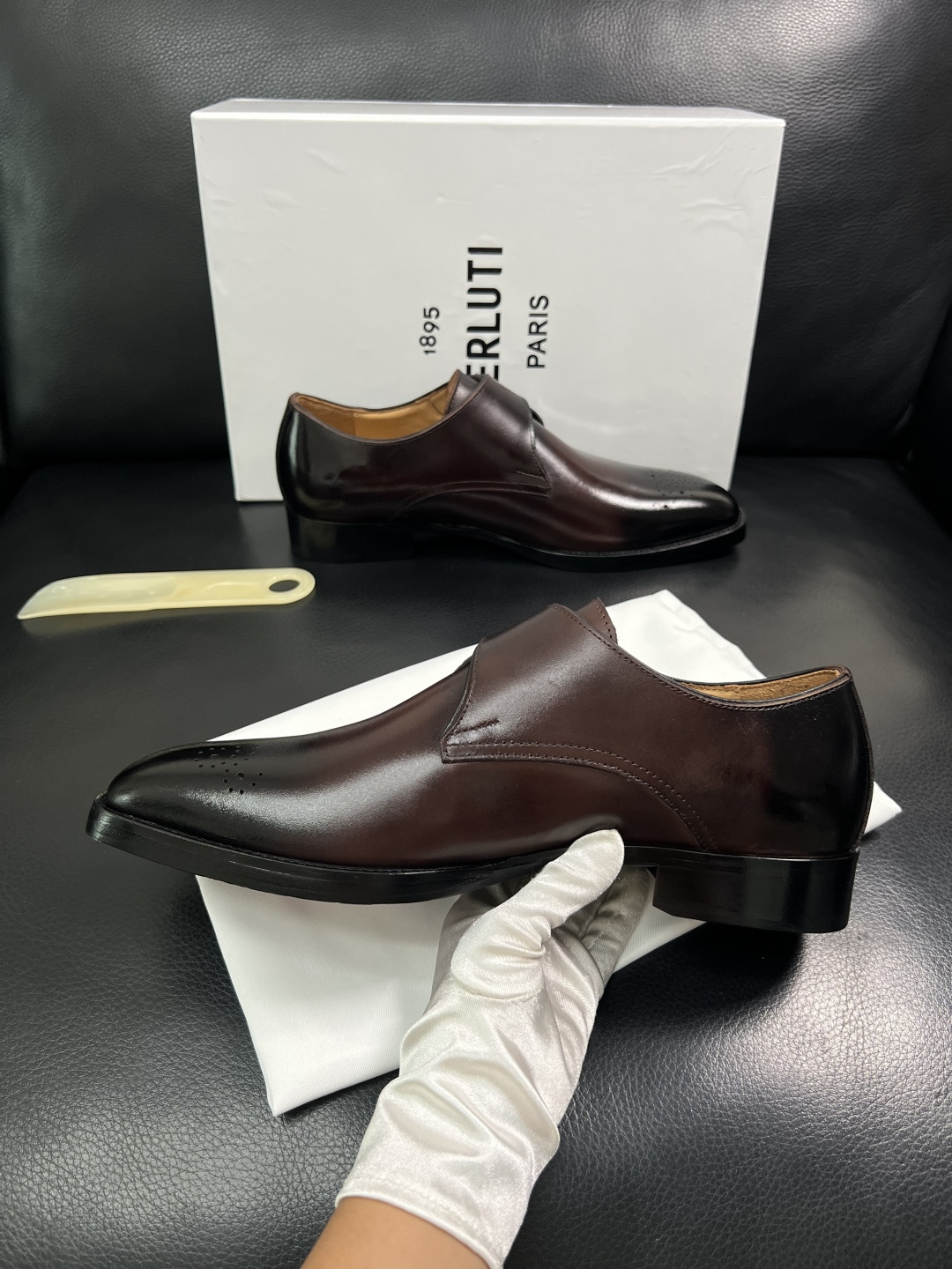 Berluti  高品质  顶级工艺品  布鲁提 专柜同步发售原厂配置，意大利进口牛皮面料，全进口水染牛