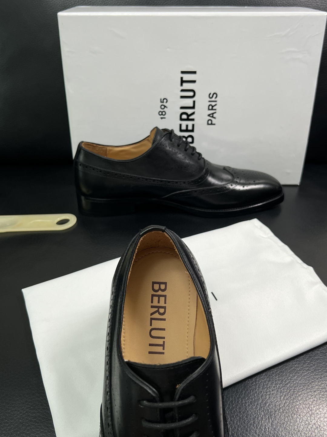 Berluti  高品质  顶级工艺品  布鲁提 专柜同步发售原厂配置，意大利进口牛皮面料，全进口水染牛