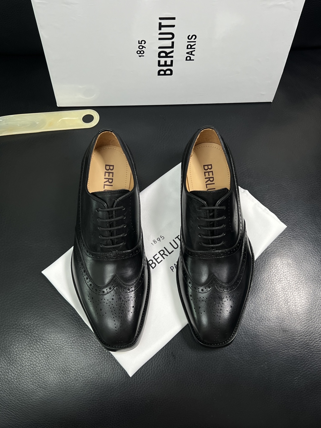 Berluti  高品质  顶级工艺品  布鲁提 专柜同步发售原厂配置，意大利进口牛皮面料，全进口水染牛