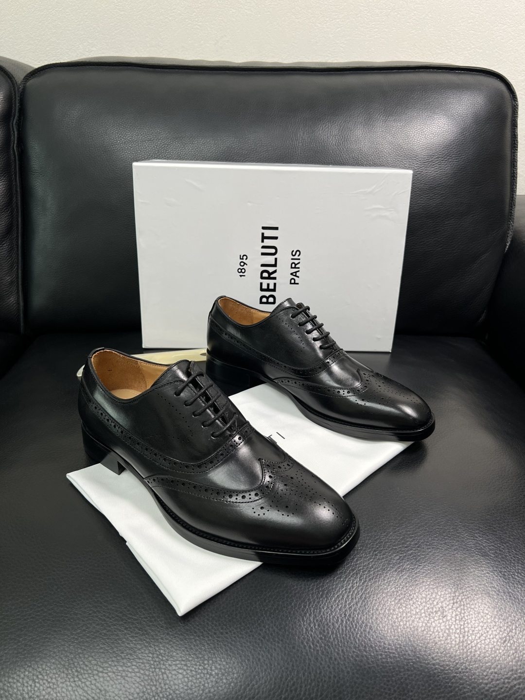 Berluti  高品质  顶级工艺品  布鲁提 专柜同步发售原厂配置，意大利进口牛皮面料，全进口水染牛