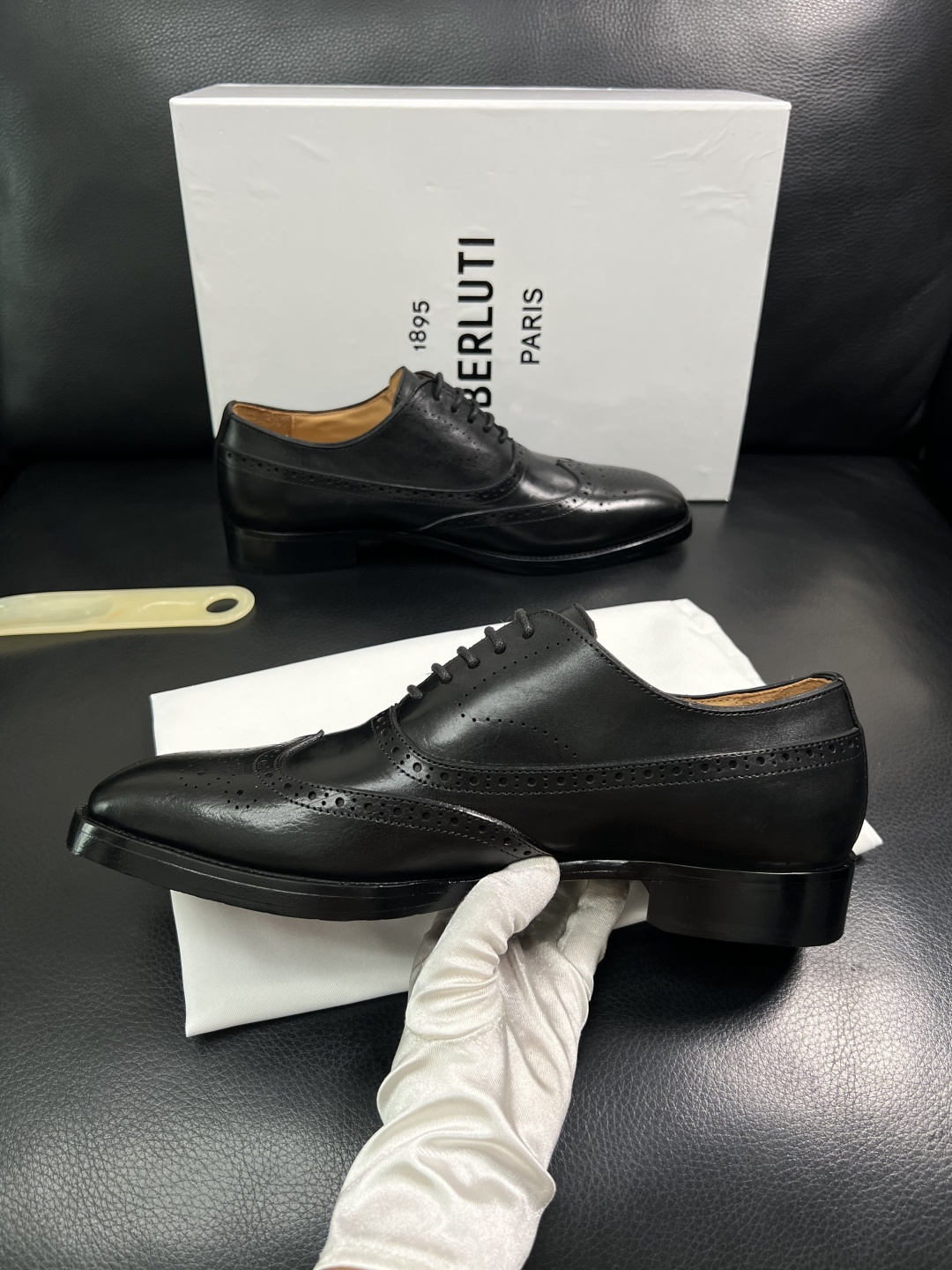 Berluti  高品质  顶级工艺品  布鲁提 专柜同步发售原厂配置，意大利进口牛皮面料，全进口水染牛