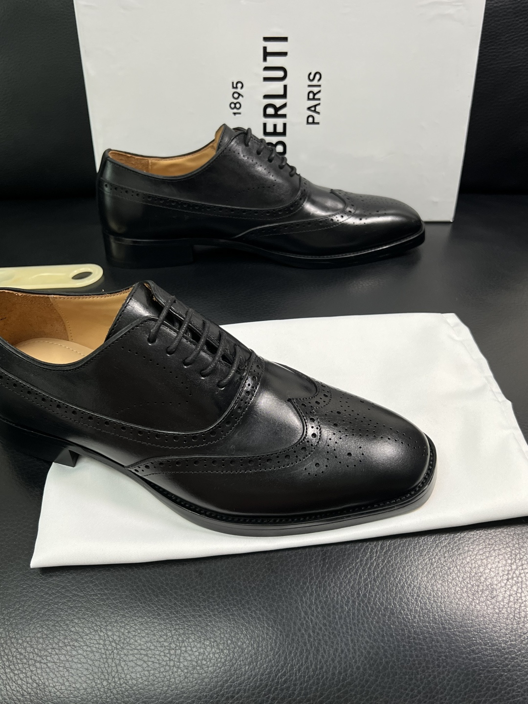 Berluti  高品质  顶级工艺品  布鲁提 专柜同步发售原厂配置，意大利进口牛皮面料，全进口水染牛