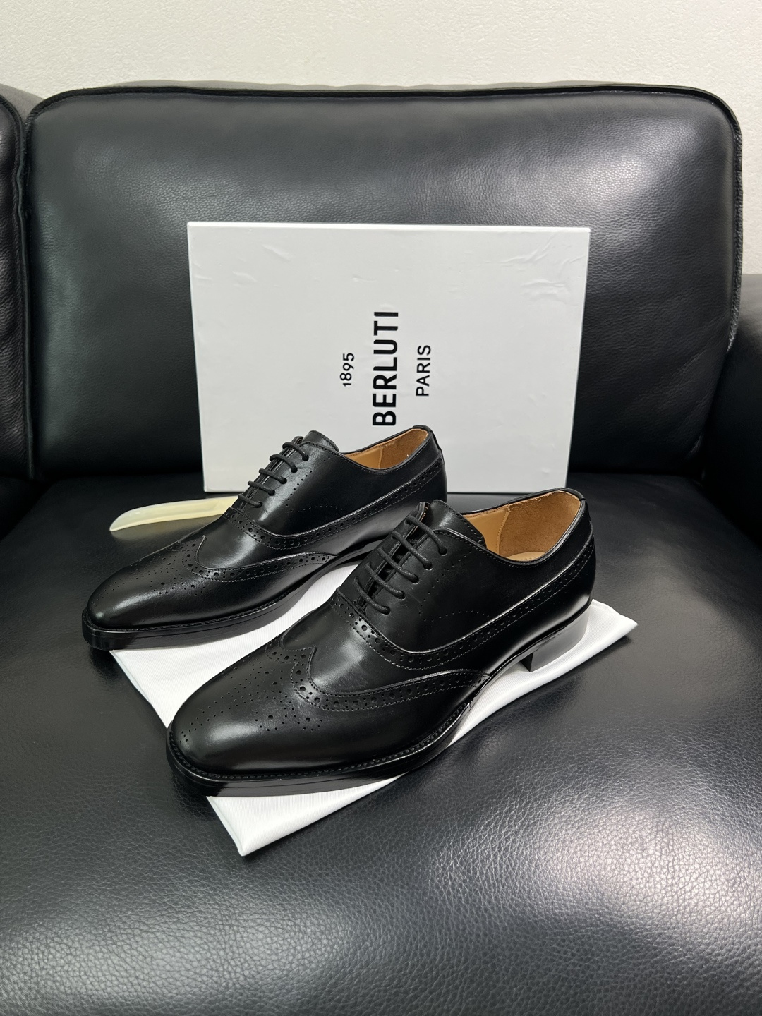 Berluti  高品质  顶级工艺品  布鲁提 专柜同步发售原厂配置，意大利进口牛皮面料，全进口水染牛