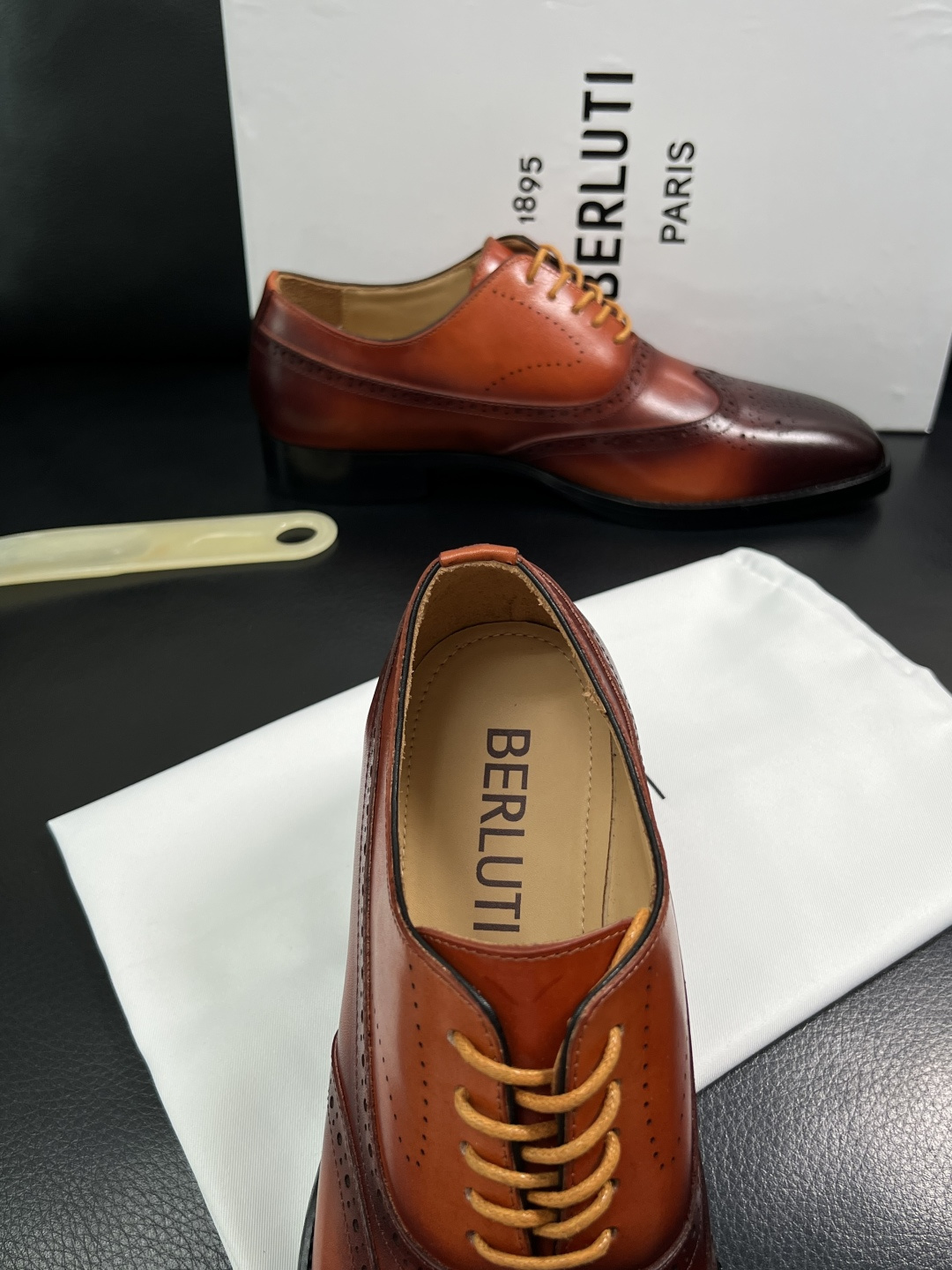 Berluti  高品质  顶级工艺品  布鲁提 专柜同步发售原厂配置，意大利进口牛皮面料，全进口水染牛