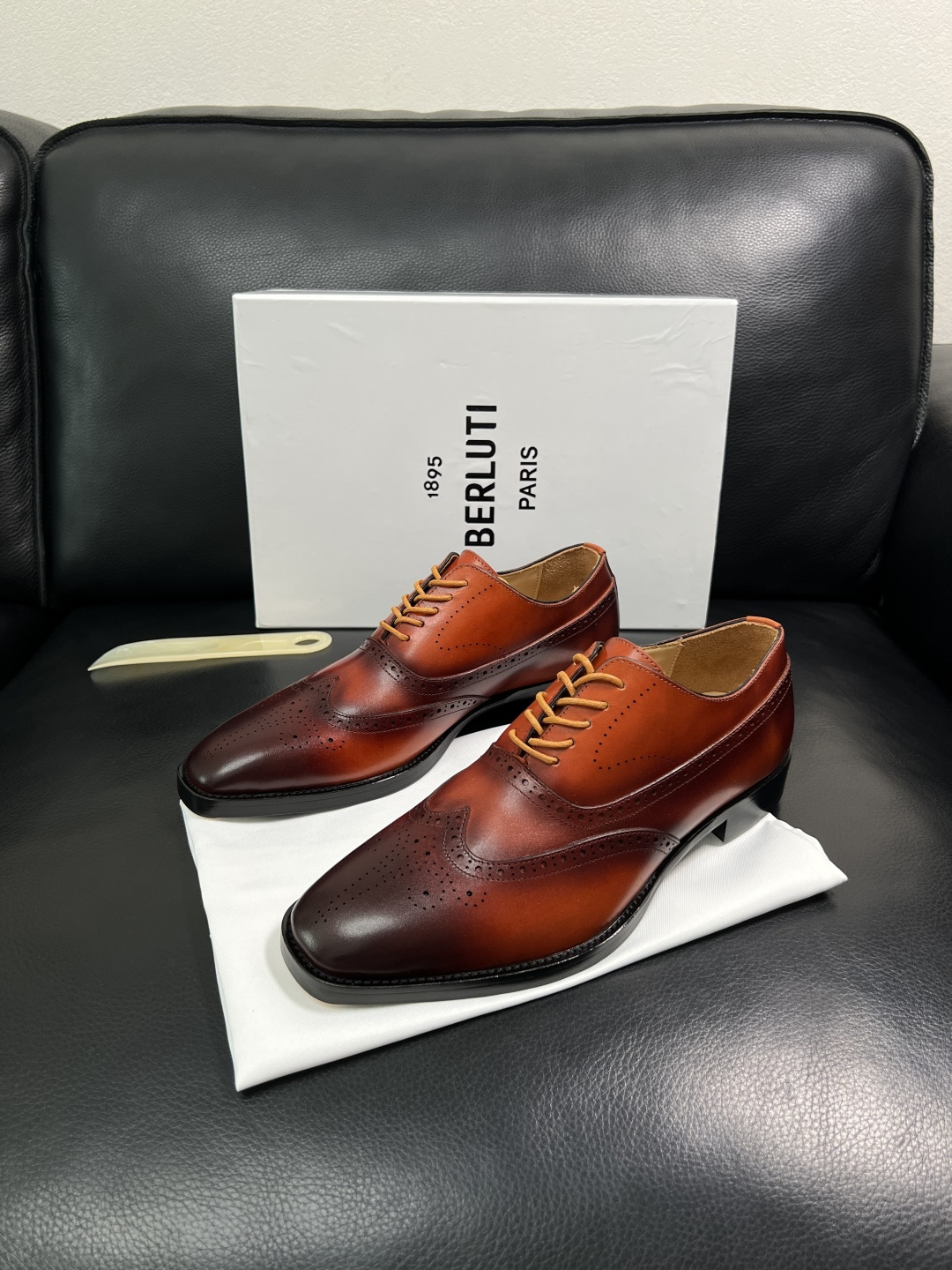 Berluti  高品质  顶级工艺品  布鲁提 专柜同步发售原厂配置，意大利进口牛皮面料，全进口水染牛
