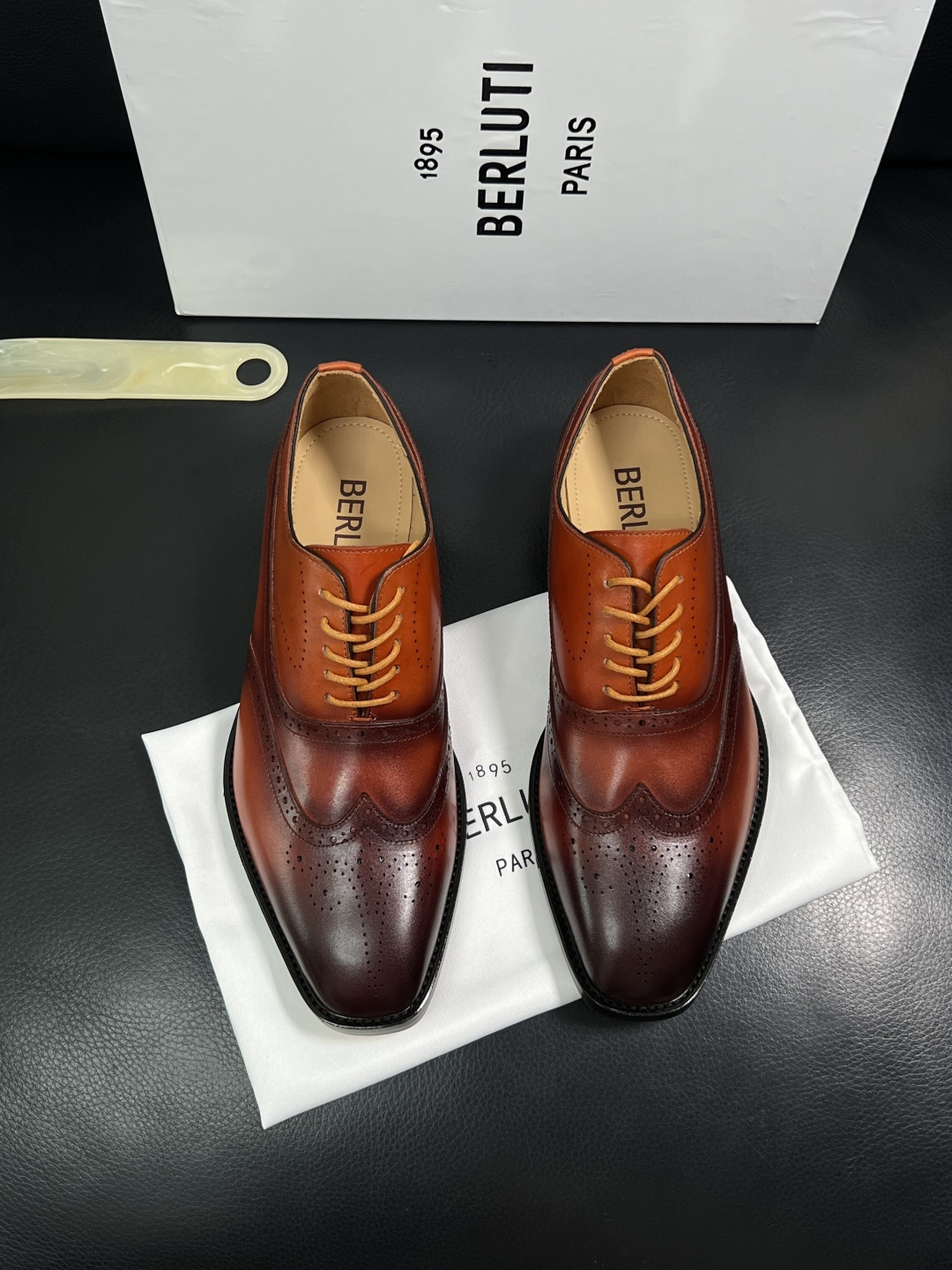 Berluti  高品质  顶级工艺品  布鲁提 专柜同步发售原厂配置，意大利进口牛皮面料，全进口水染牛