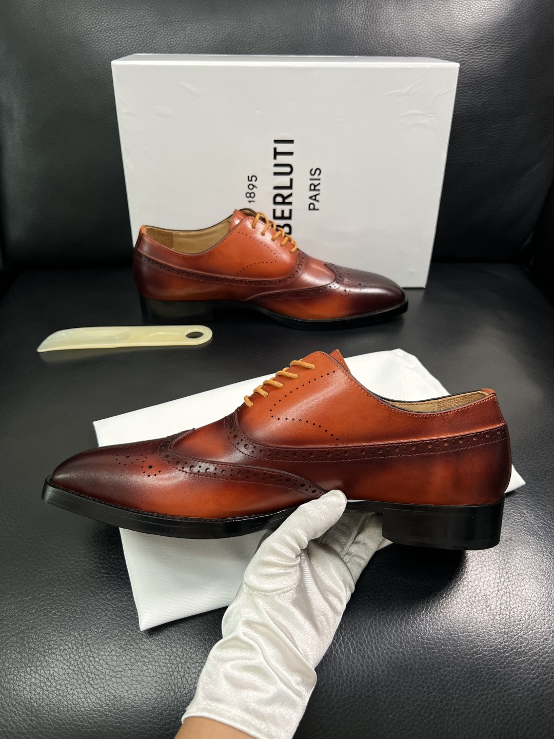 Berluti  高品质  顶级工艺品  布鲁提 专柜同步发售原厂配置，意大利进口牛皮面料，全进口水染牛