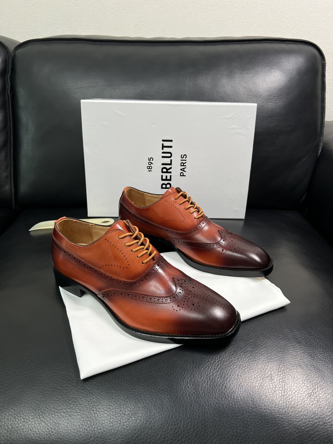 Berluti  高品质  顶级工艺品  布鲁提 专柜同步发售原厂配置，意大利进口牛皮面料，全进口水染牛