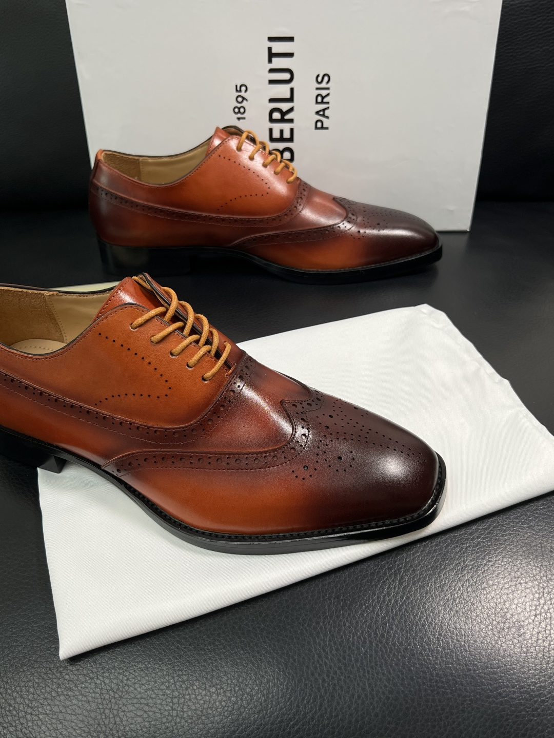 Berluti  高品质  顶级工艺品  布鲁提 专柜同步发售原厂配置，意大利进口牛皮面料，全进口水染牛
