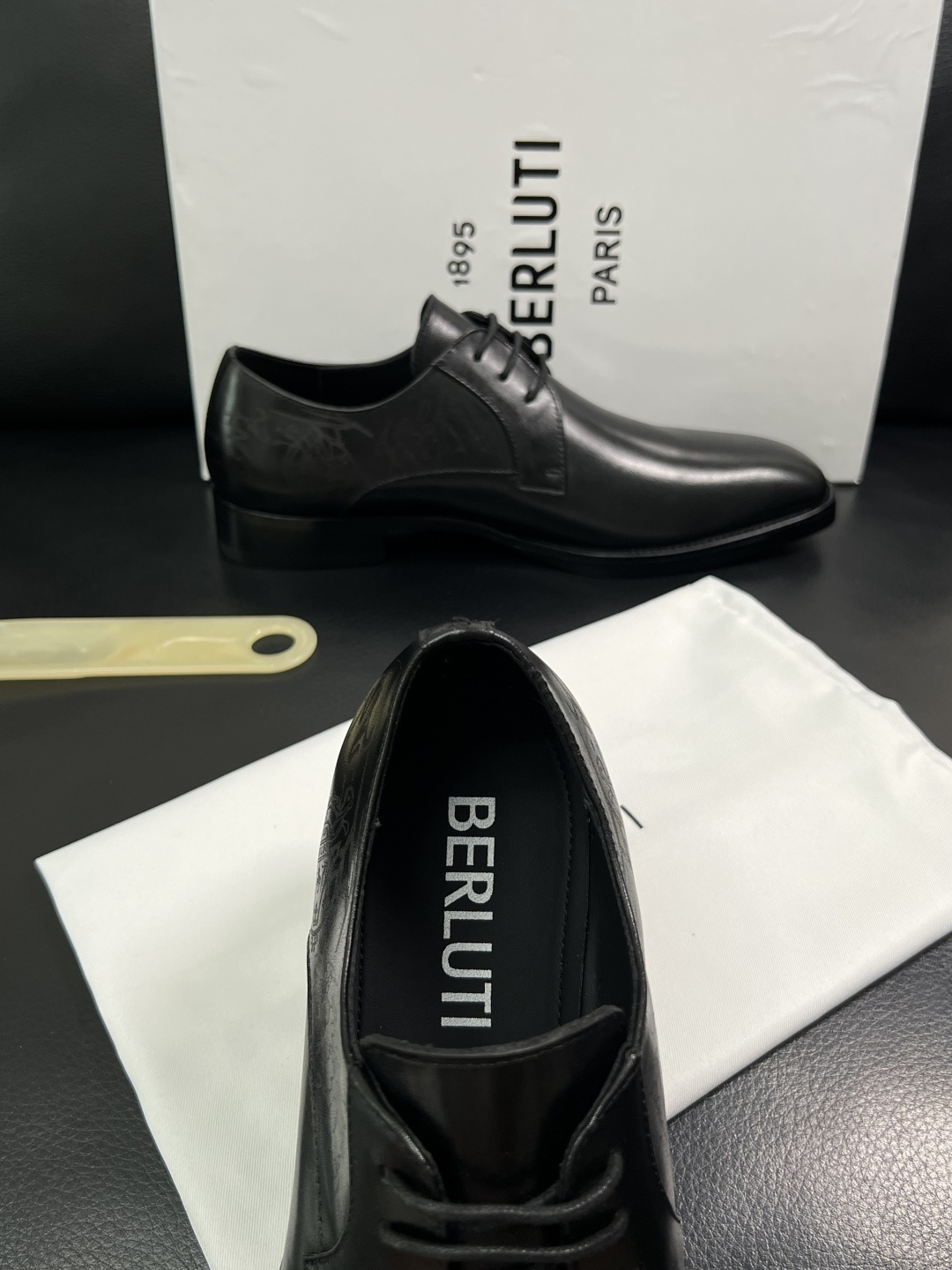 Berluti  高品质  顶级工艺品  布鲁提 专柜同步发售原厂配置，意大利进口牛皮面料，全进口水染牛