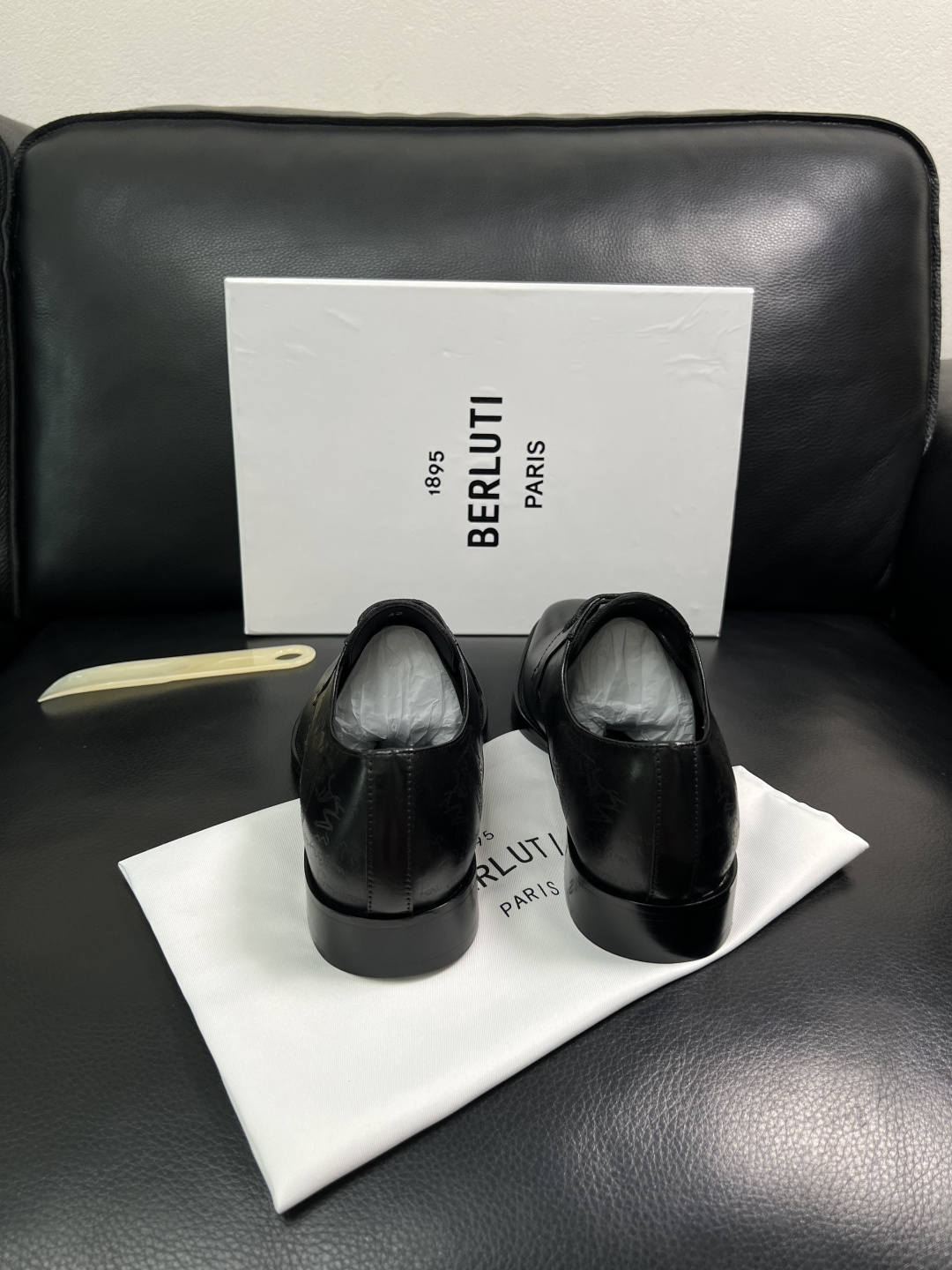 Berluti  高品质  顶级工艺品  布鲁提 专柜同步发售原厂配置，意大利进口牛皮面料，全进口水染牛