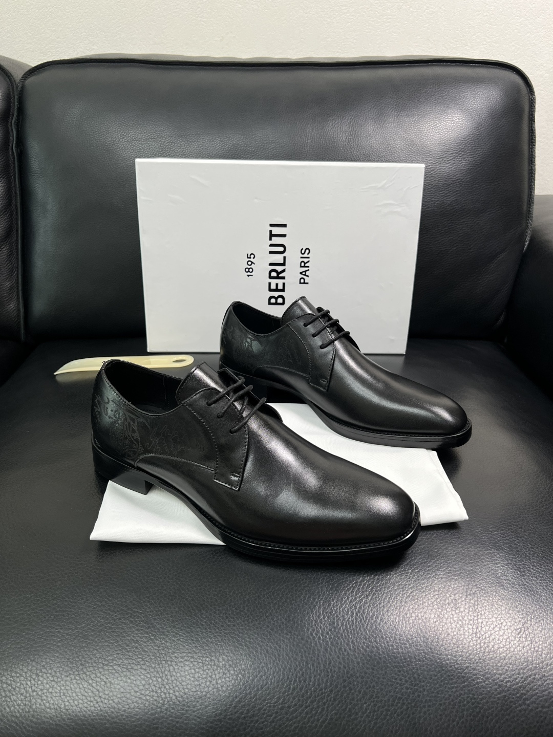 Berluti  高品质  顶级工艺品  布鲁提 专柜同步发售原厂配置，意大利进口牛皮面料，全进口水染牛