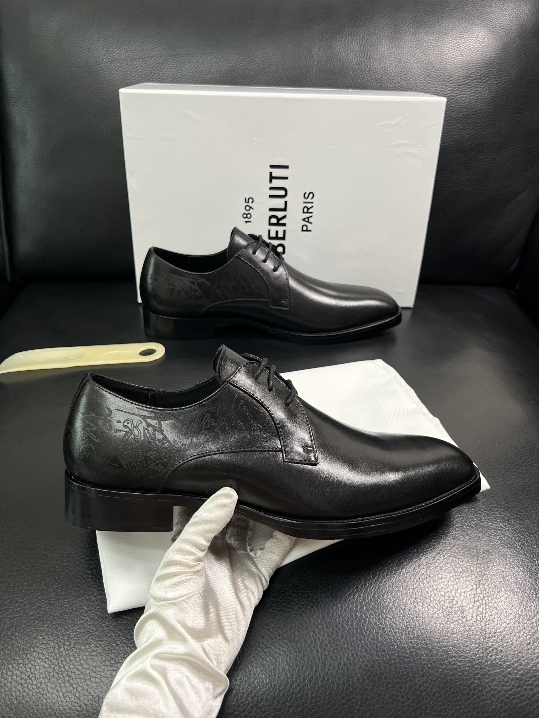 Berluti  高品质  顶级工艺品  布鲁提 专柜同步发售原厂配置，意大利进口牛皮面料，全进口水染牛