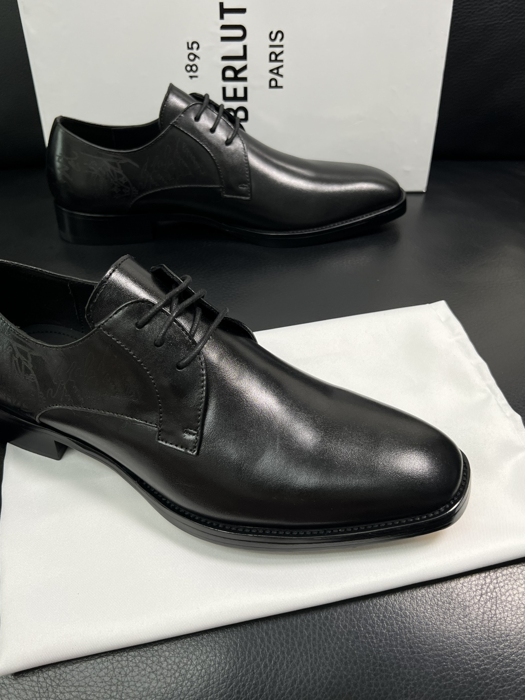 Berluti  高品质  顶级工艺品  布鲁提 专柜同步发售原厂配置，意大利进口牛皮面料，全进口水染牛