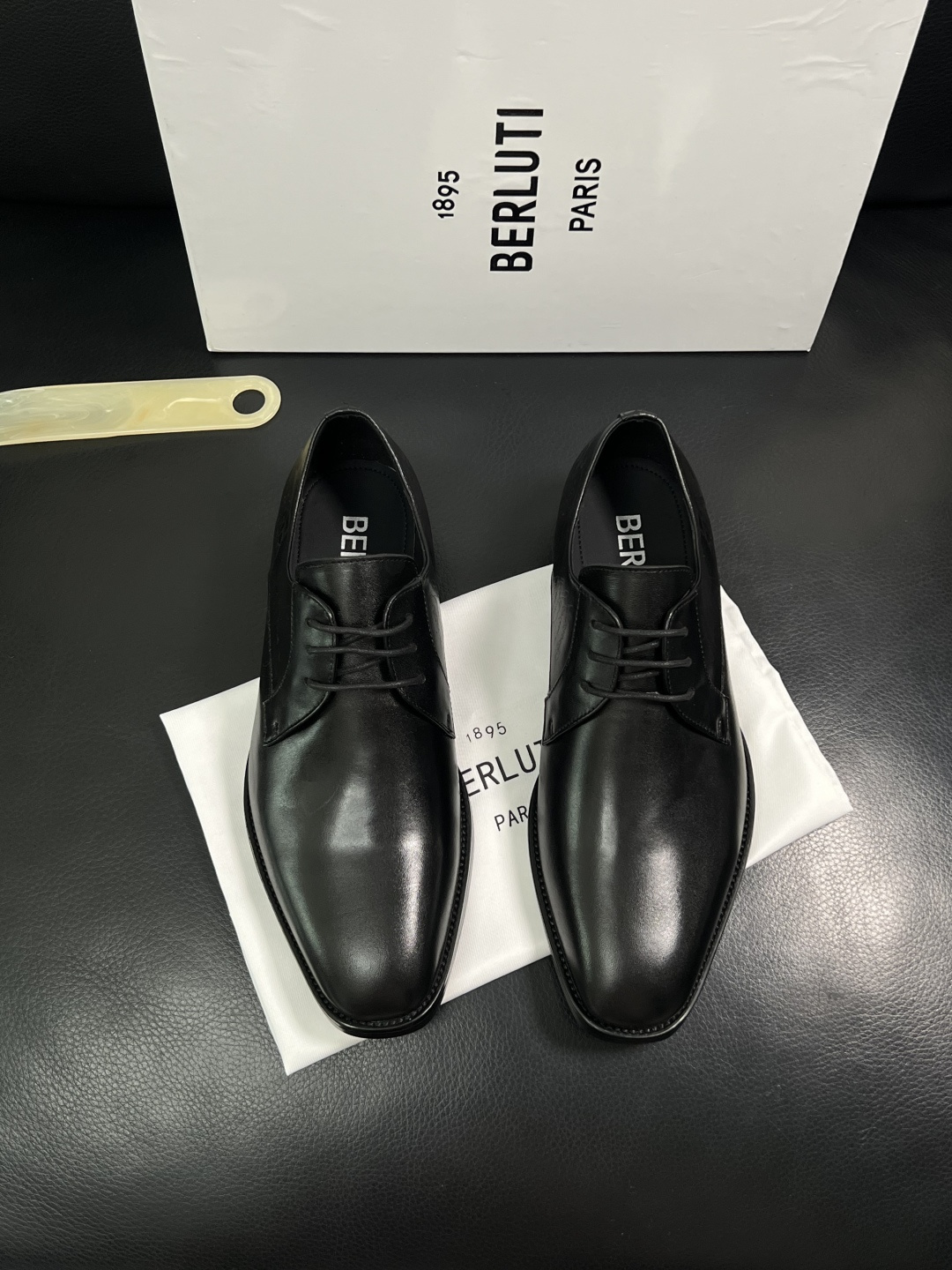 Berluti  高品质  顶级工艺品  布鲁提 专柜同步发售原厂配置，意大利进口牛皮面料，全进口水染牛