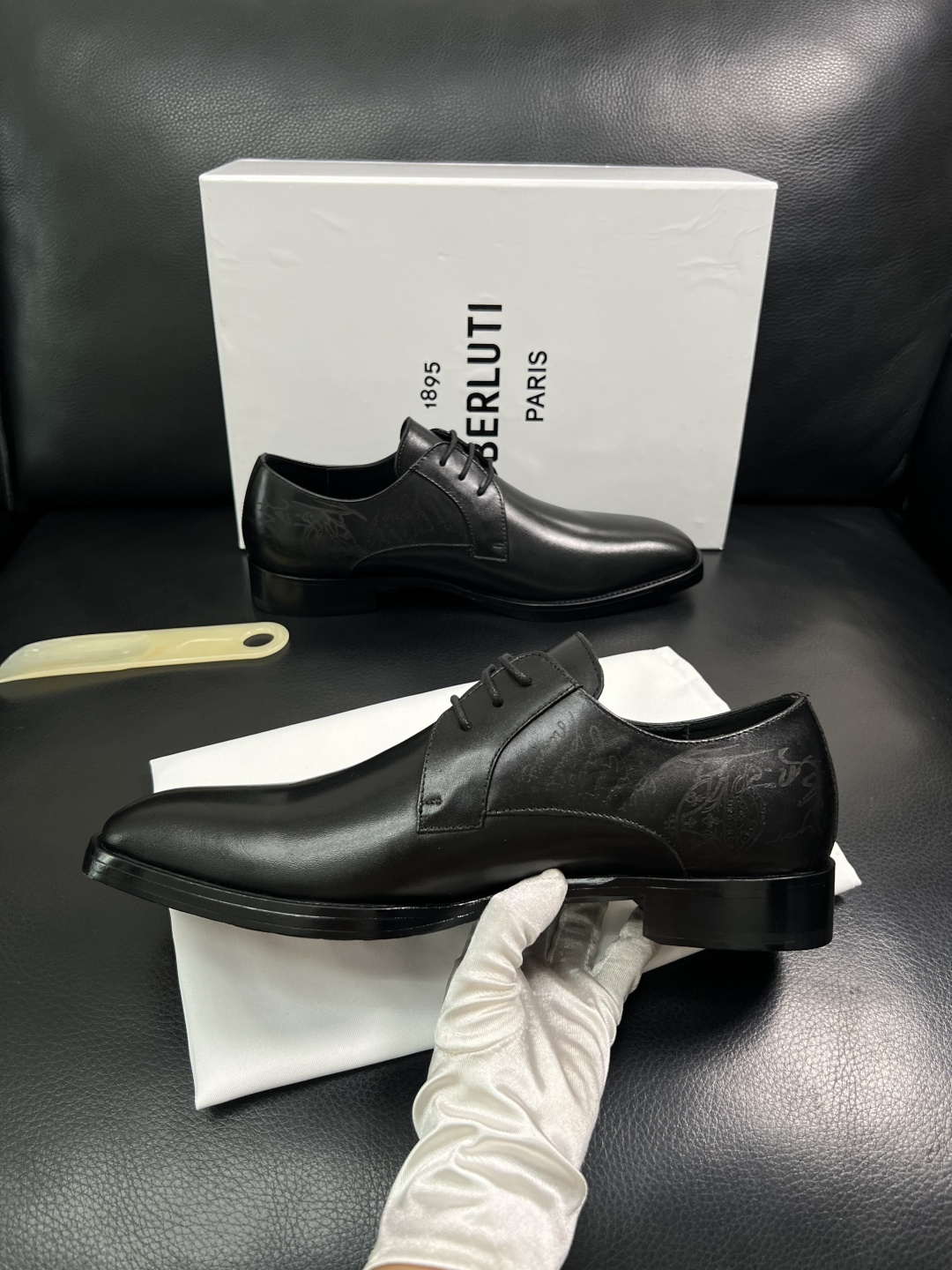 Berluti  高品质  顶级工艺品  布鲁提 专柜同步发售原厂配置，意大利进口牛皮面料，全进口水染牛