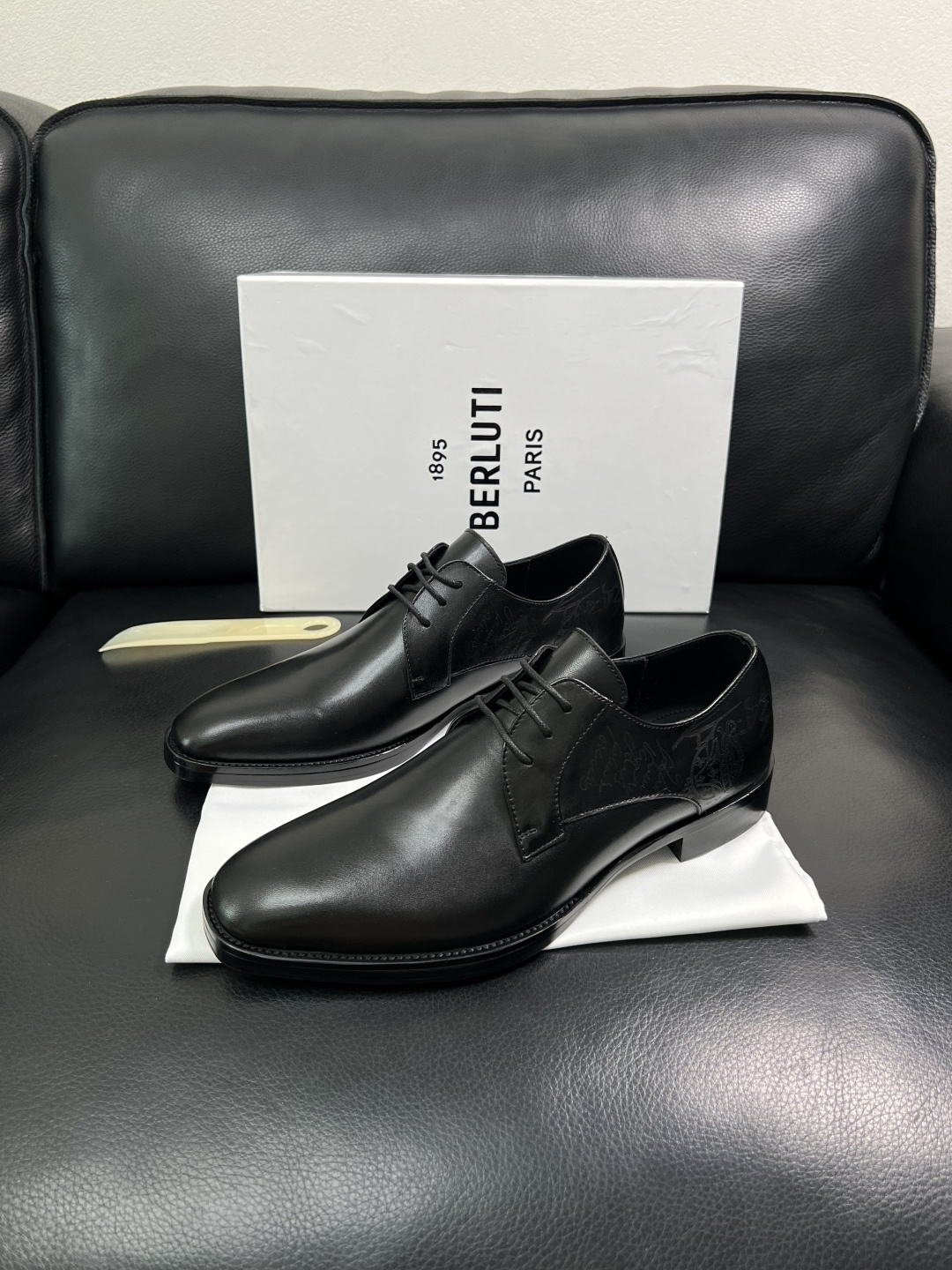 Berluti  高品质  顶级工艺品  布鲁提 专柜同步发售原厂配置，意大利进口牛皮面料，全进口水染牛